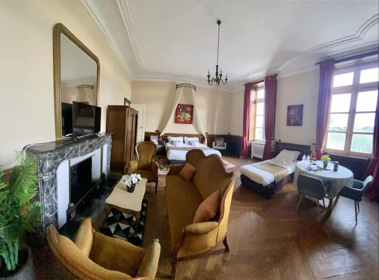 Photo of the whole room, Seating Area in Hôtel Particulier CHÂTEAU DES MARAIS Proximité et vue sur le Lac de Grand lieu