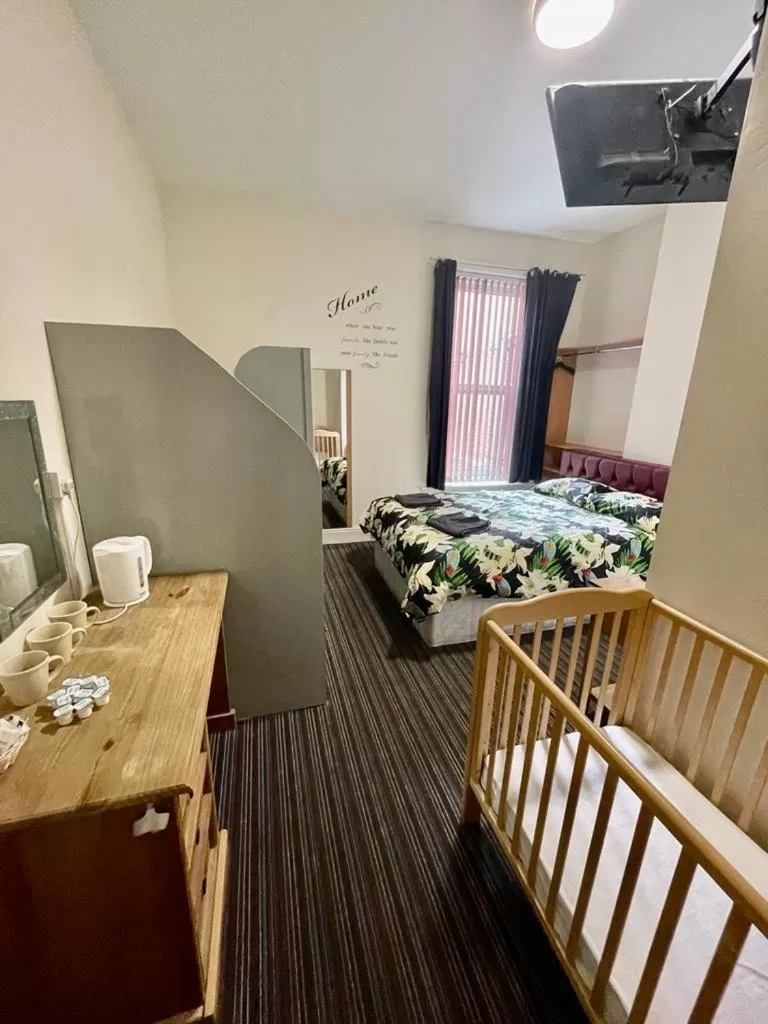 Photo of the whole room in Hayward Hotel