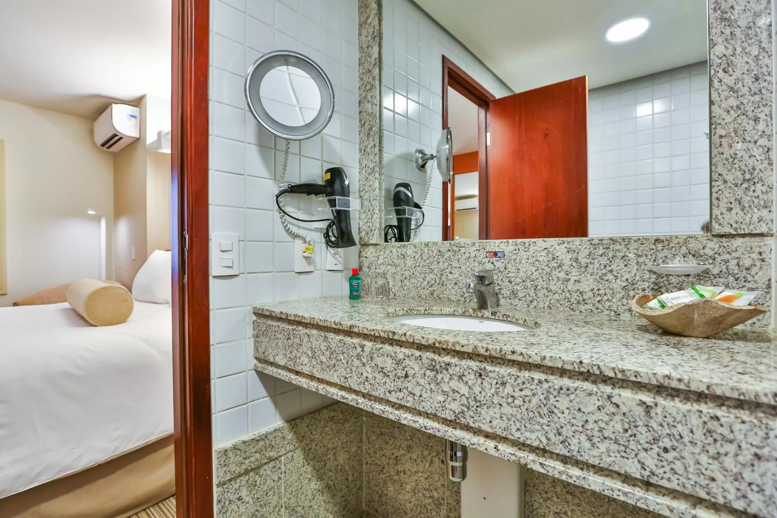 Bathroom, Bed in Comfort Suites Brasília