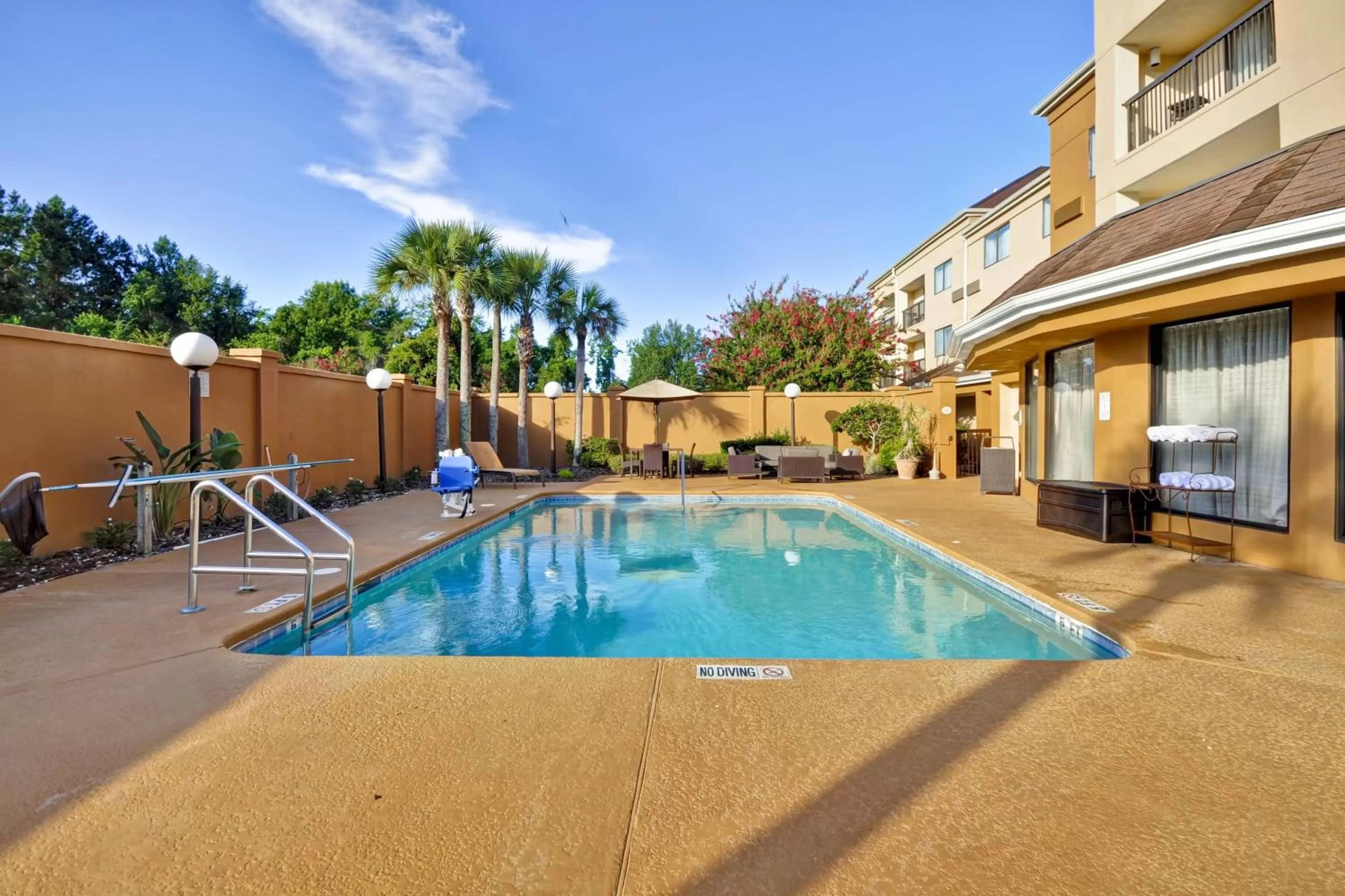 Swimming pool in Courtyard by Marriott Jacksonville Airport/ Northeast