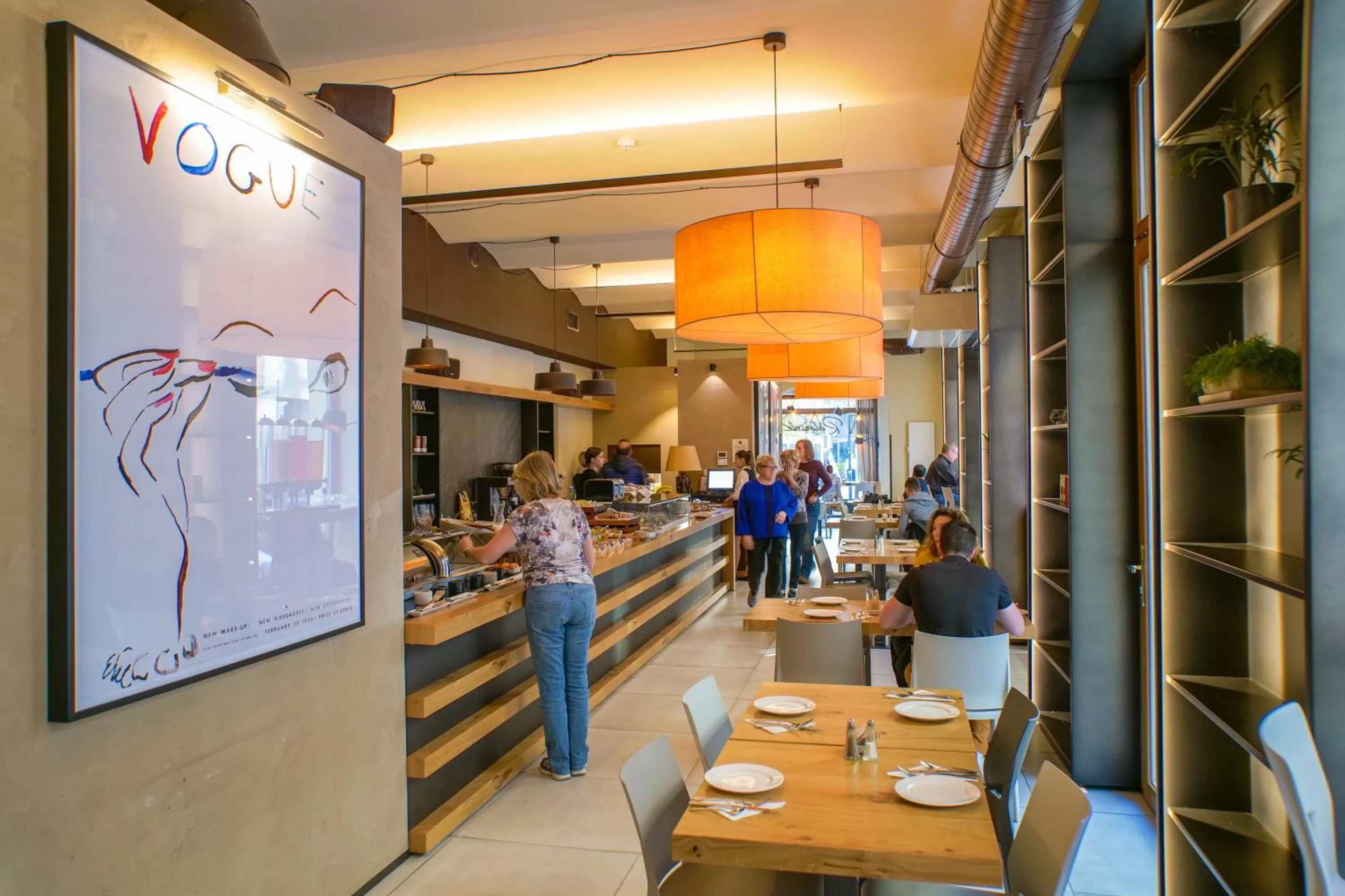 Restaurant/places to eat in Hotel Golden Crown