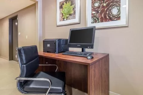 Business facilities in Suburban Studios Midland I-20