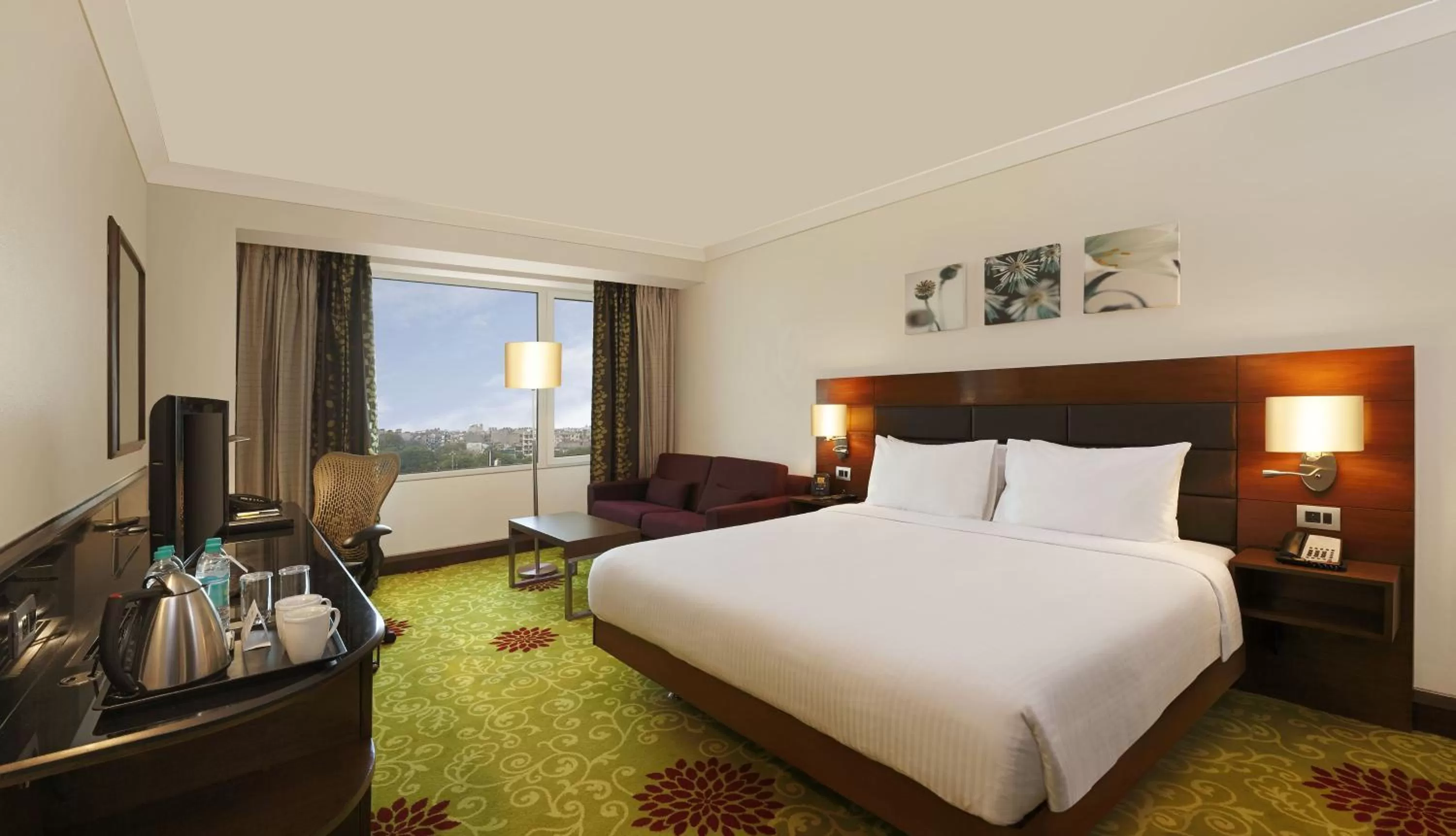 Bedroom, Bed in Hilton Garden Inn New Delhi/Saket