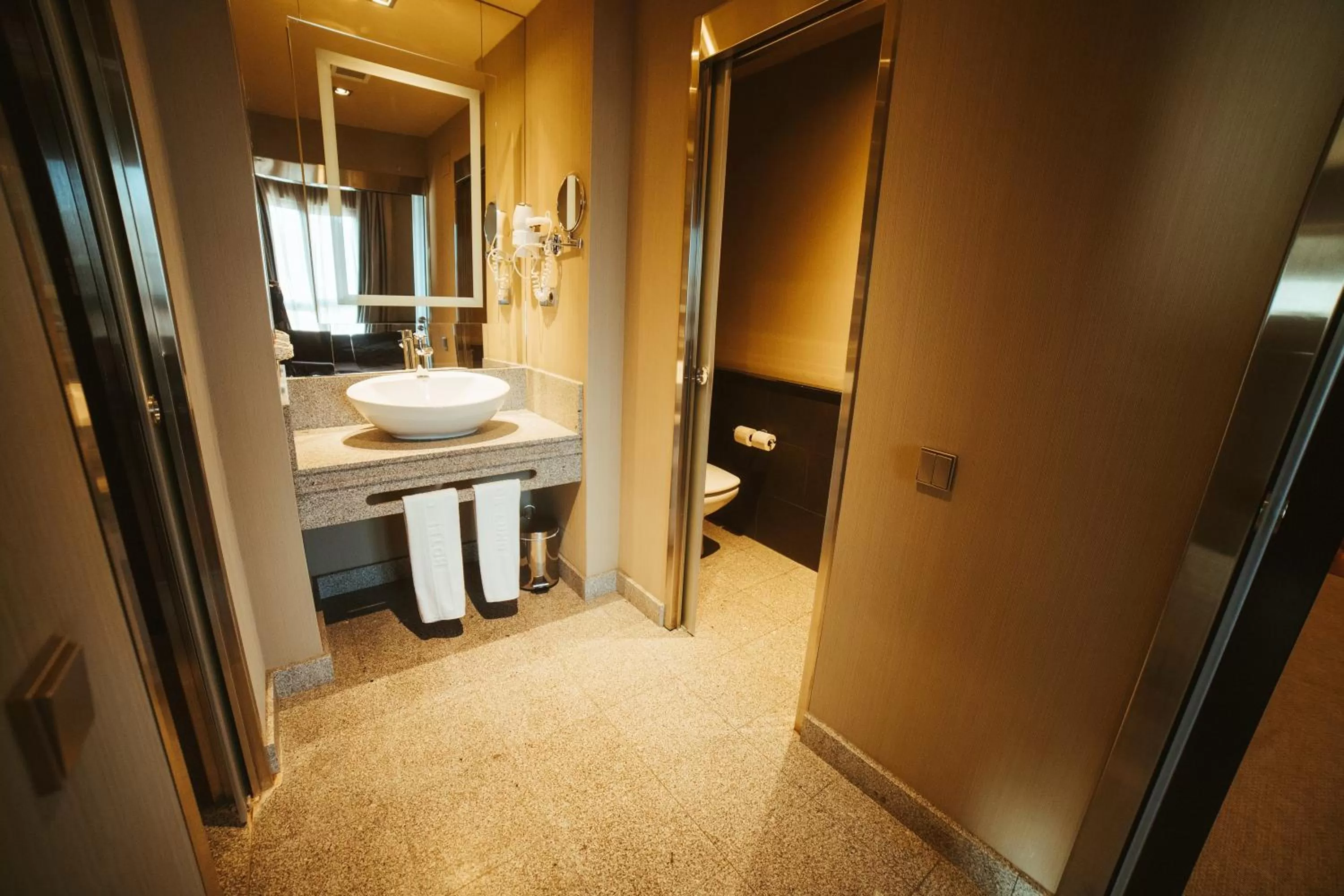 Bathroom in Barceló León Conde Luna