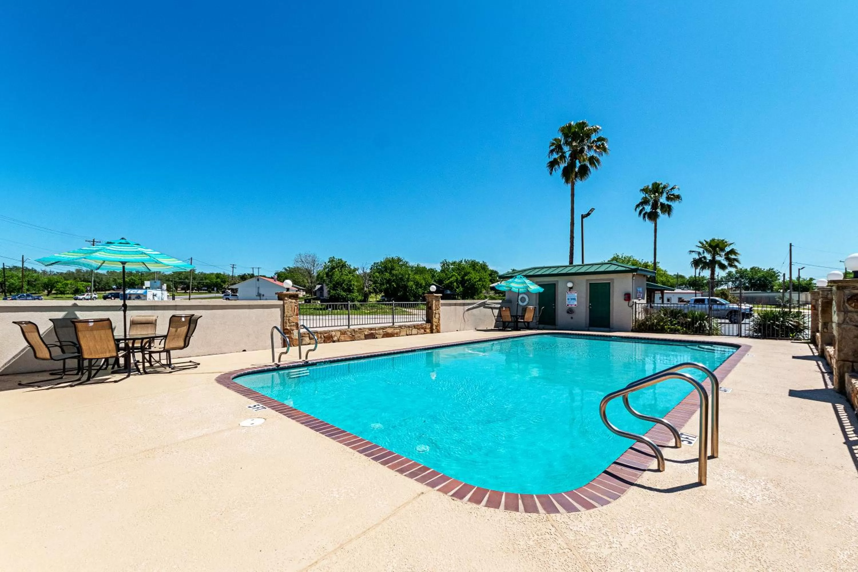 Swimming pool in Quality Inn Three Rivers