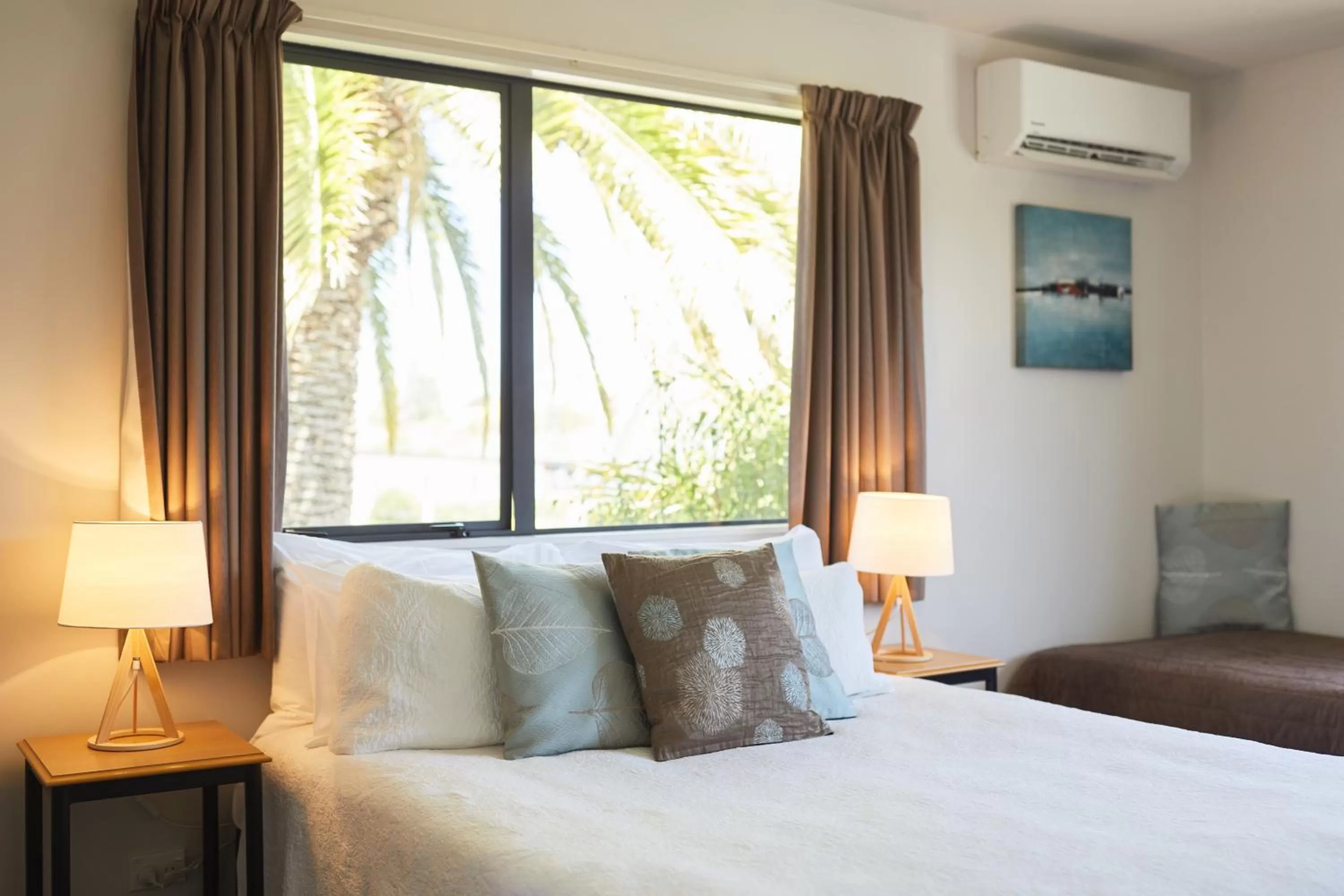 Bed in Blenheim Palms Motel