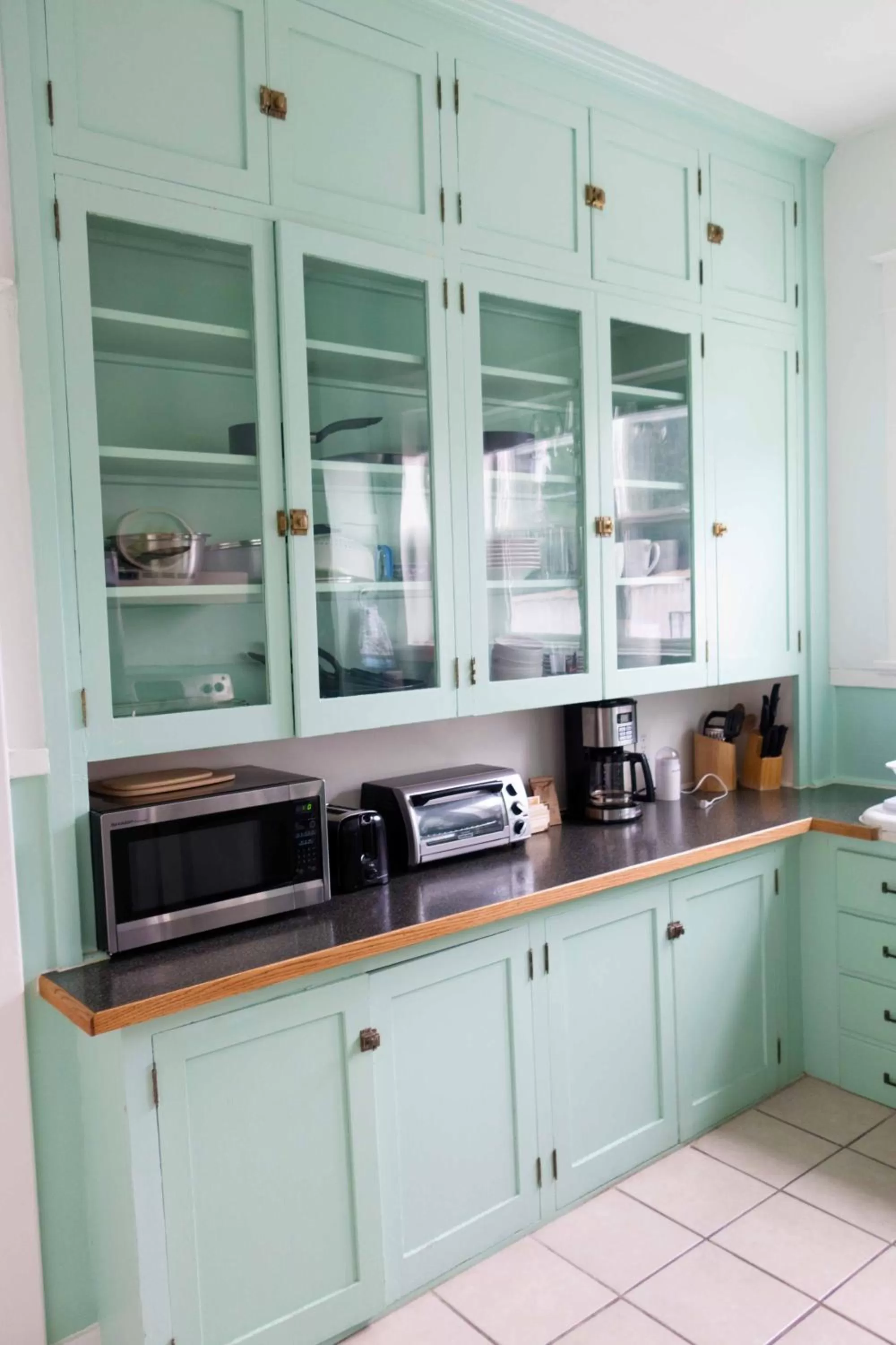 Kitchen or kitchenette in Sauerdough Lodging