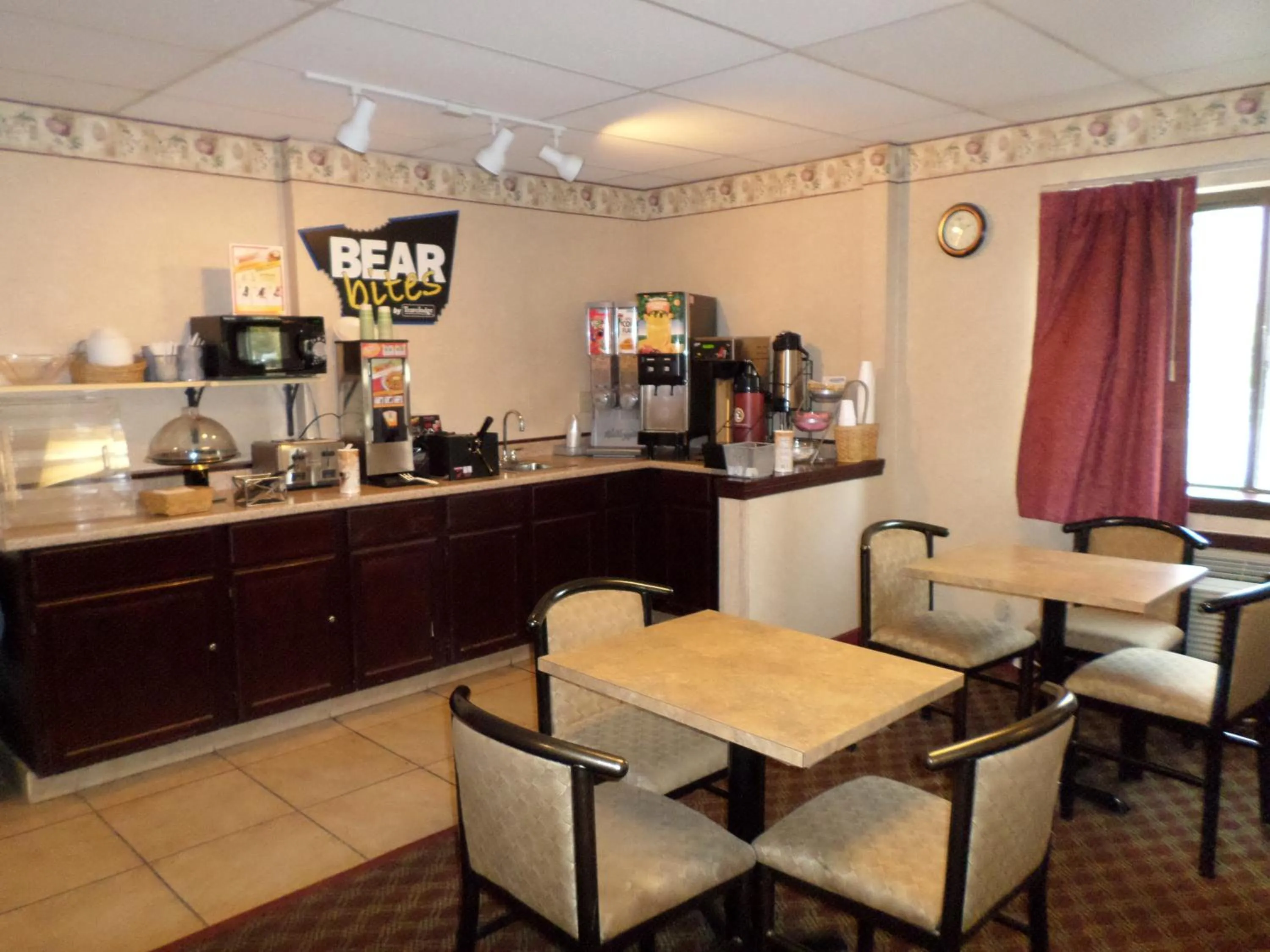 Restaurant/places to eat in Travelodge by Wyndham Cleveland Lakewood