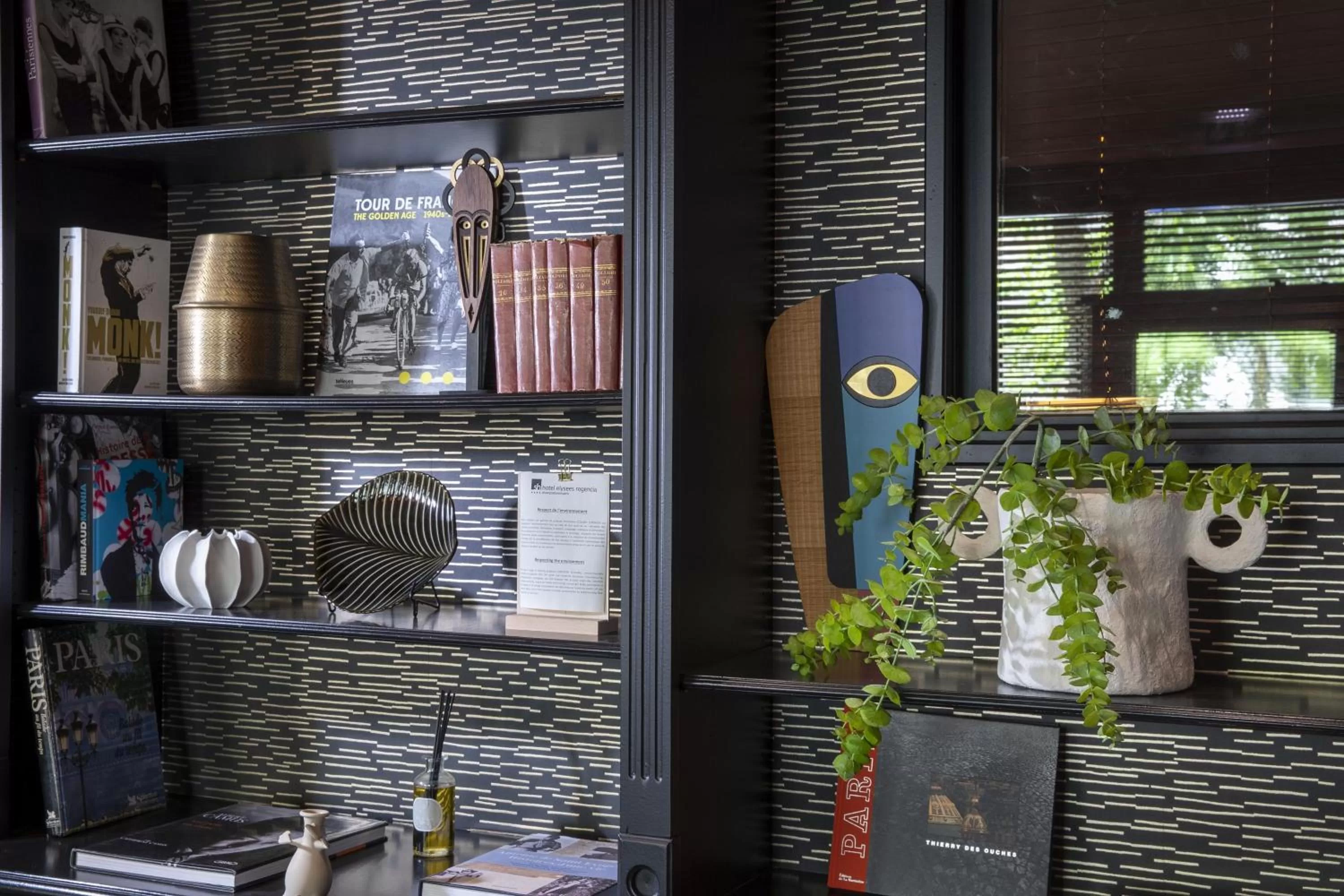 Library in Hôtel Elysées Régencia