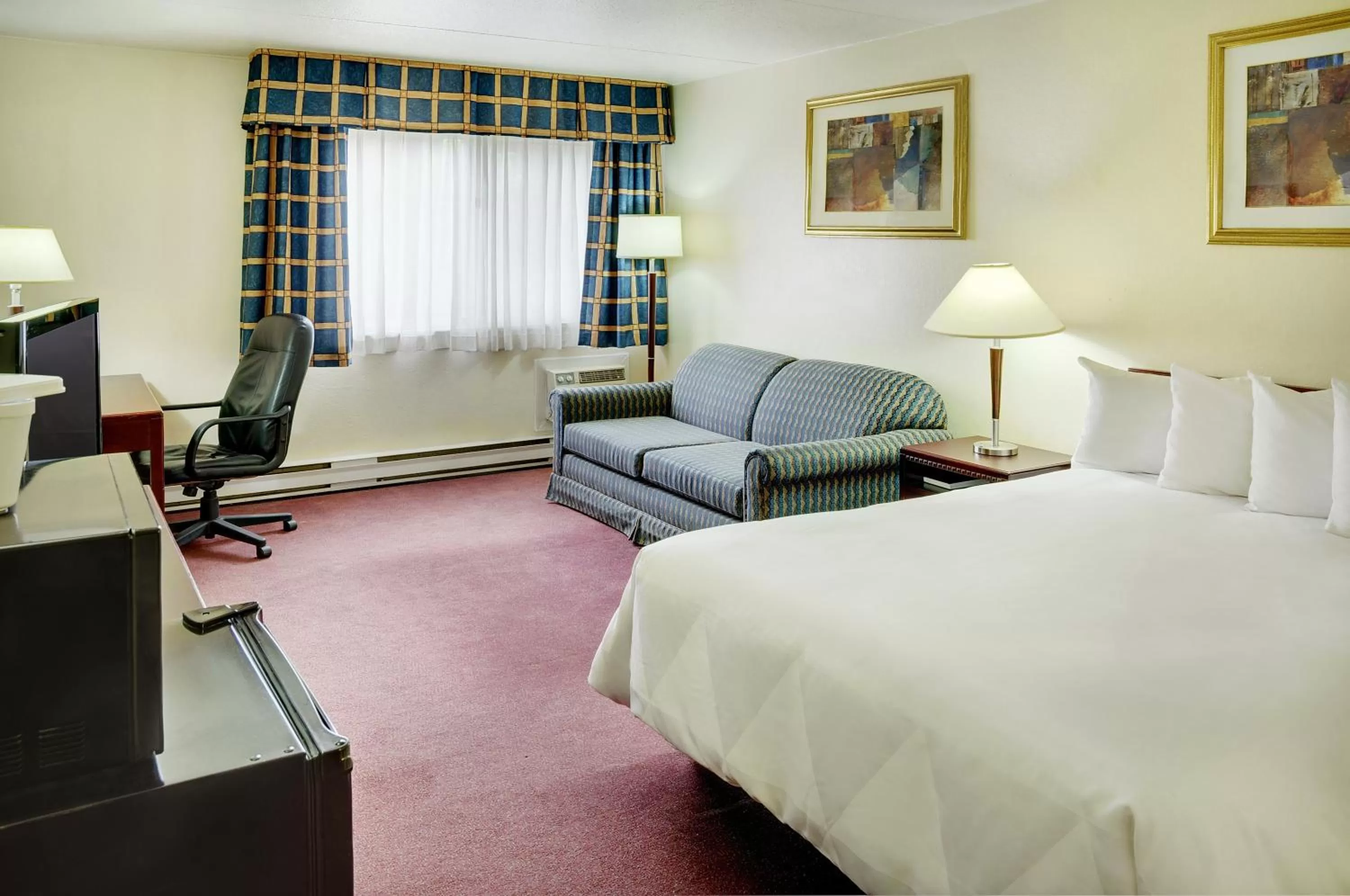 Bedroom, Bed in Travelodge by Wyndham Ottawa East