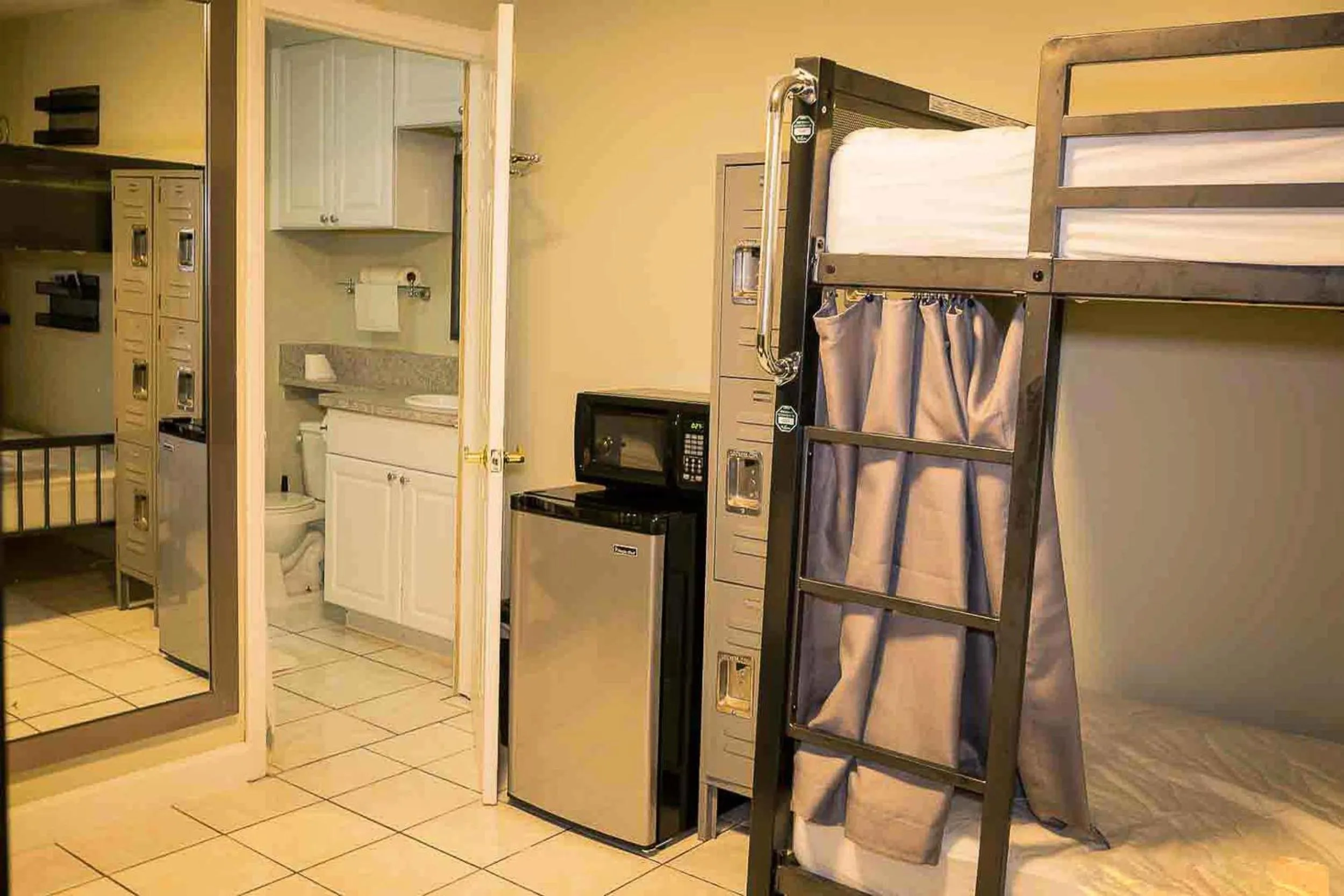 Bathroom, Bed in Sheridan Hostel