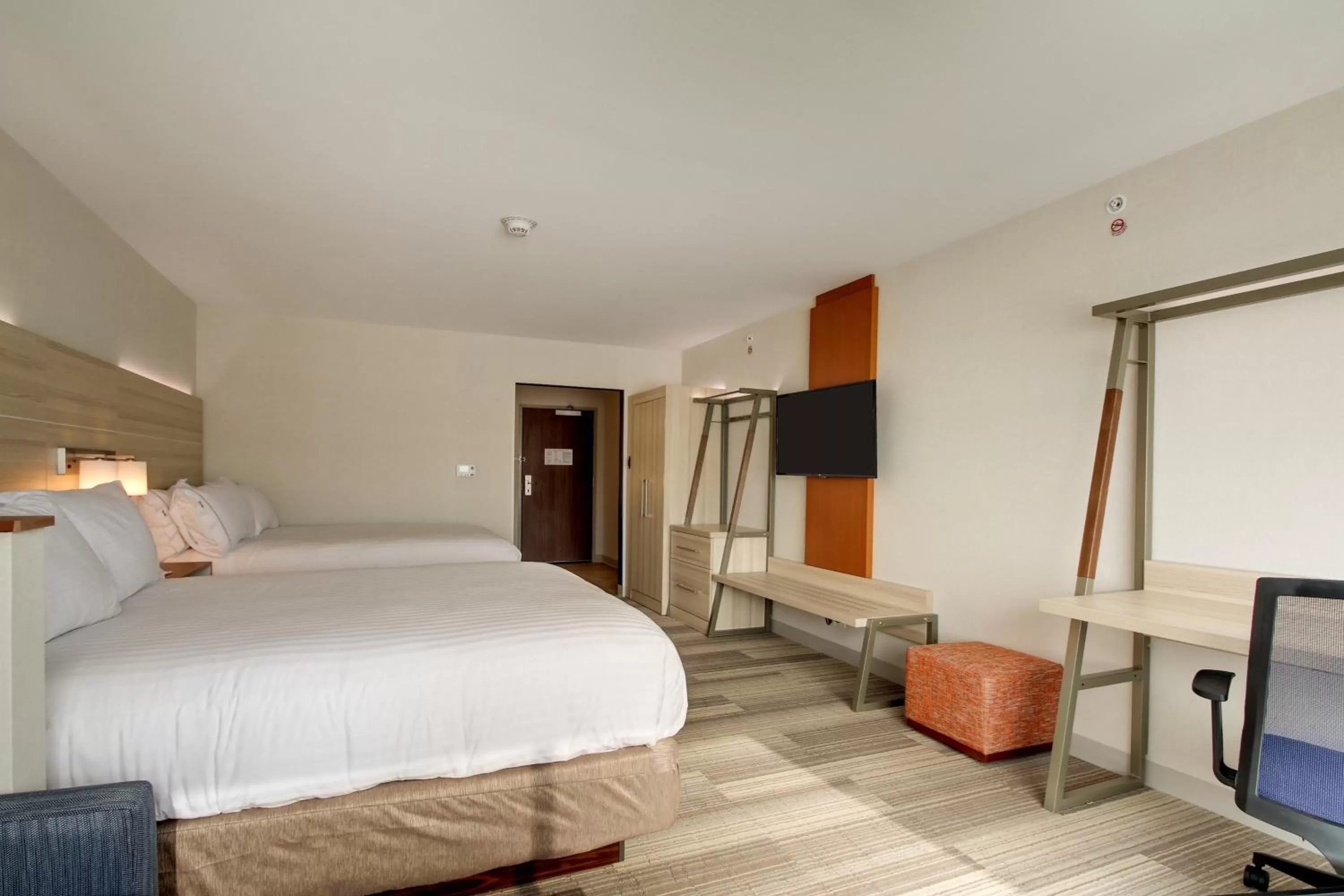 Photo of the whole room, Bed in Holiday Inn Express & Suites Galesburg by IHG