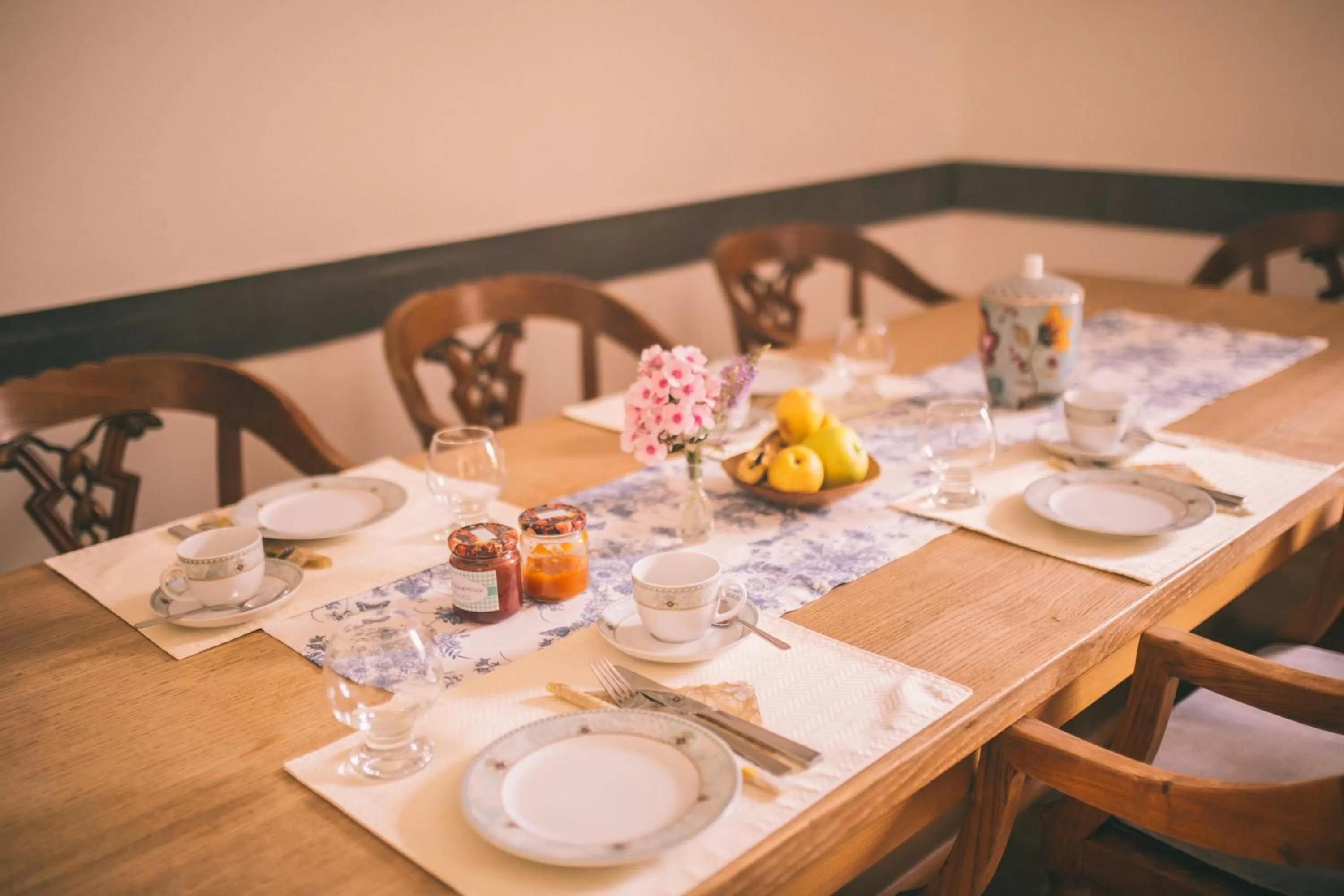 Breakfast in Nefer, Haus