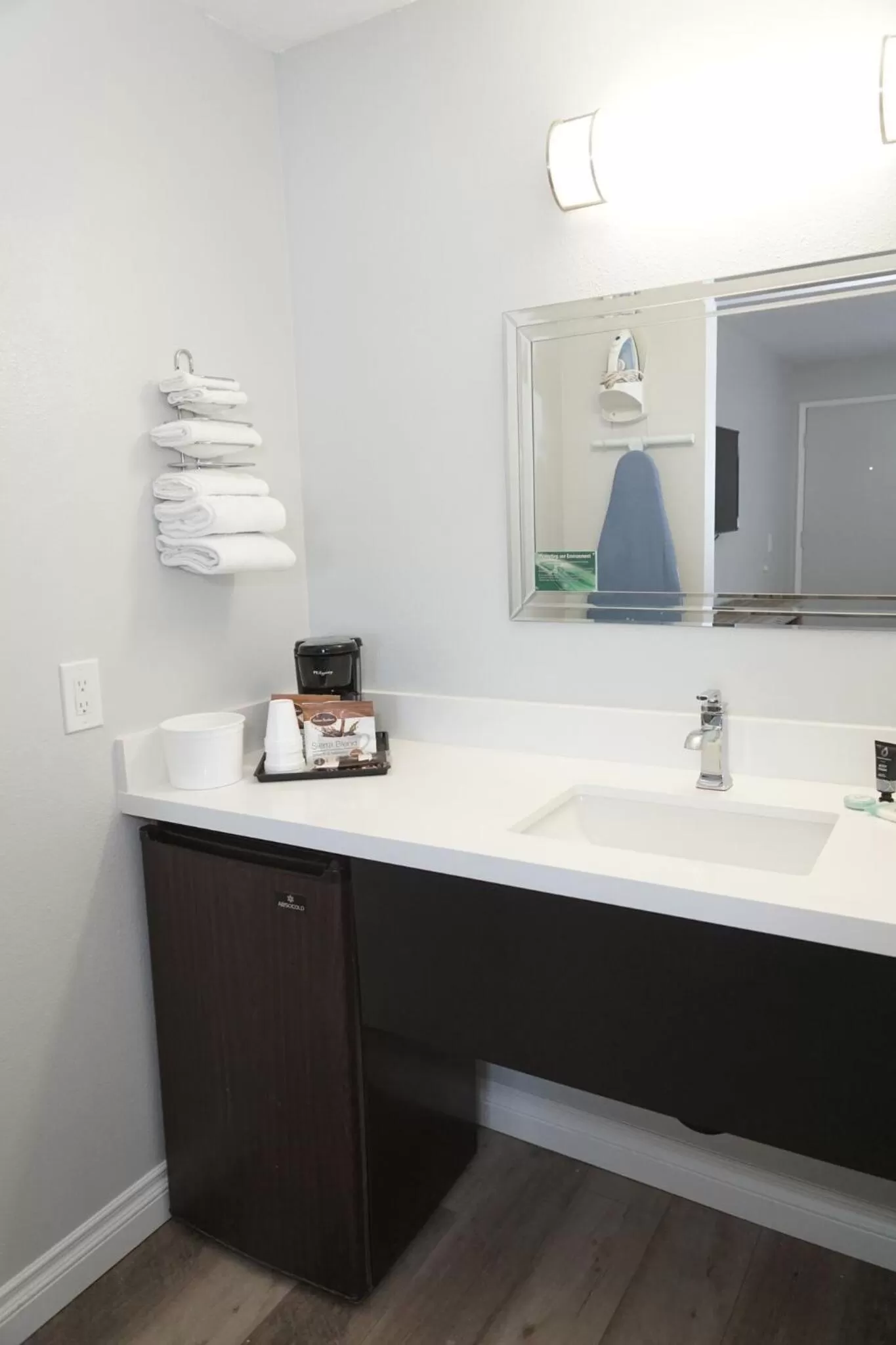 Coffee/tea facilities in Riverleaf Inn Mission Valley