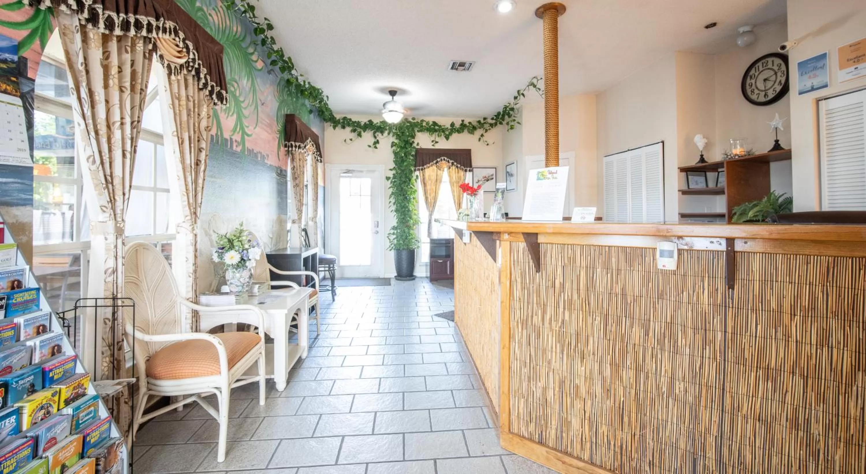 Lobby or reception in Island Sun Inn & Suites - Venice, Florida Historic Downtown & Beach Getaway