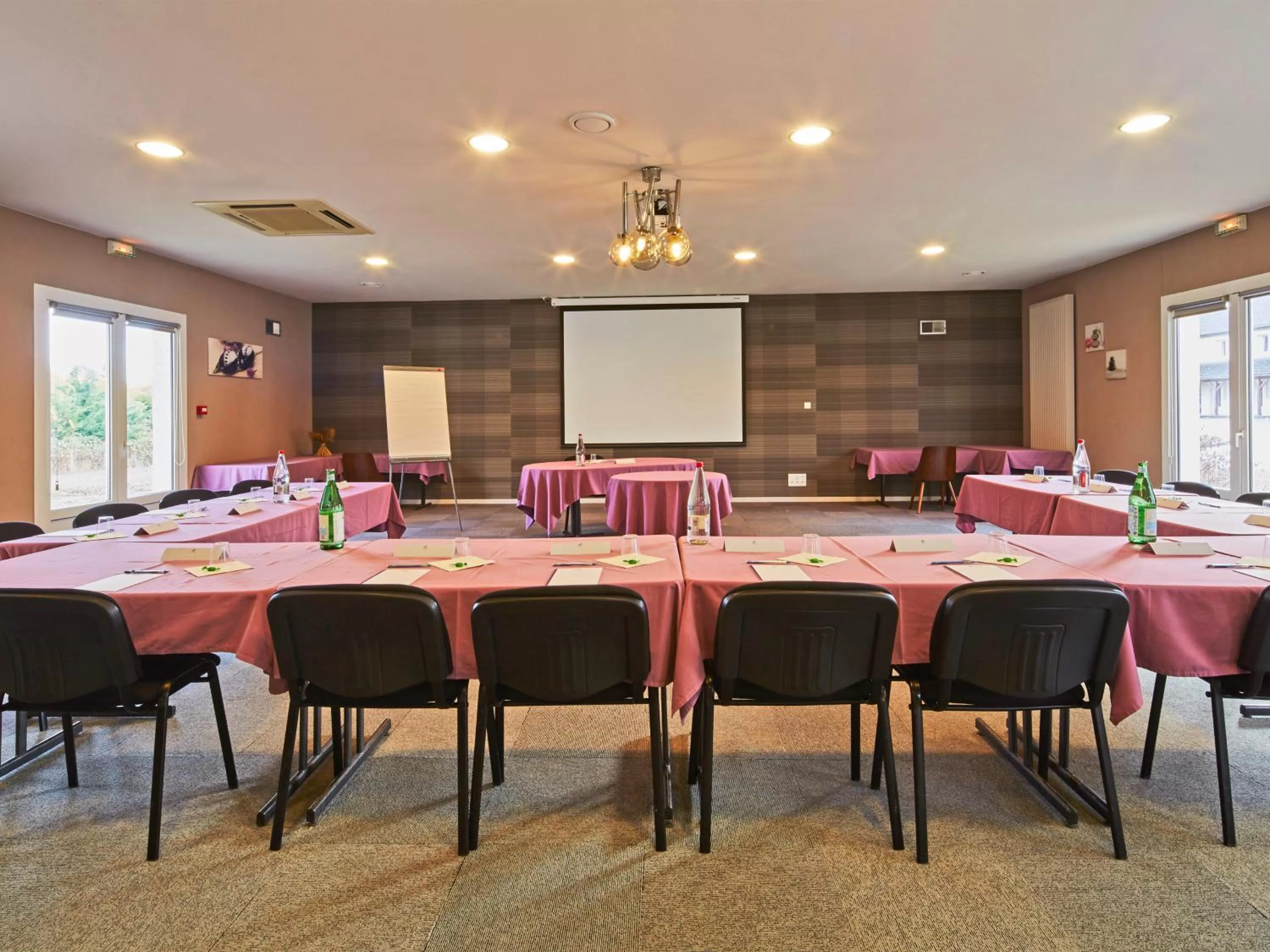 Restaurant/places to eat in Kyriad Auxerre Appoigny