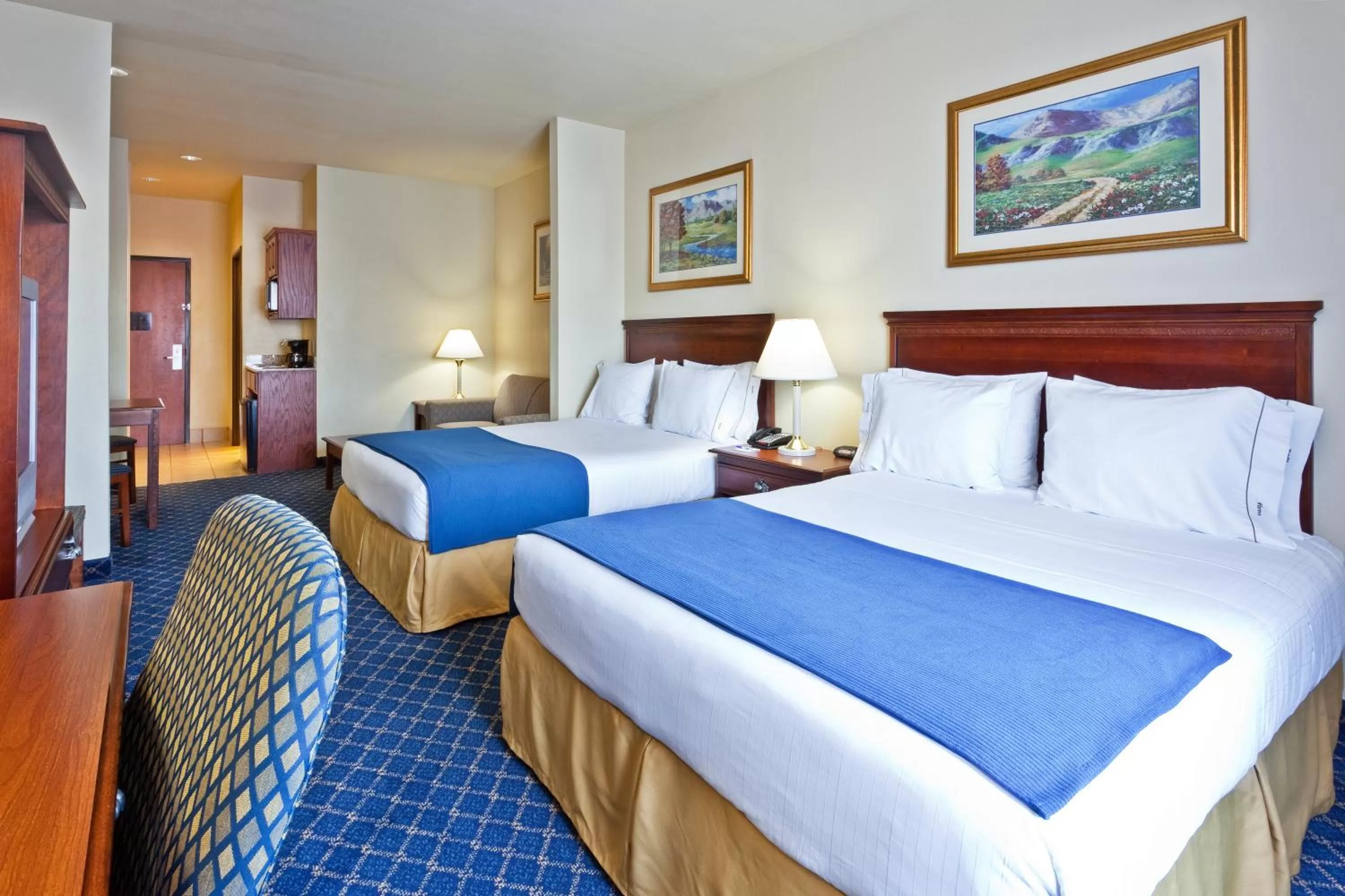 Photo of the whole room, Bed in Holiday Inn Express Hotel & Suites Paragould by IHG