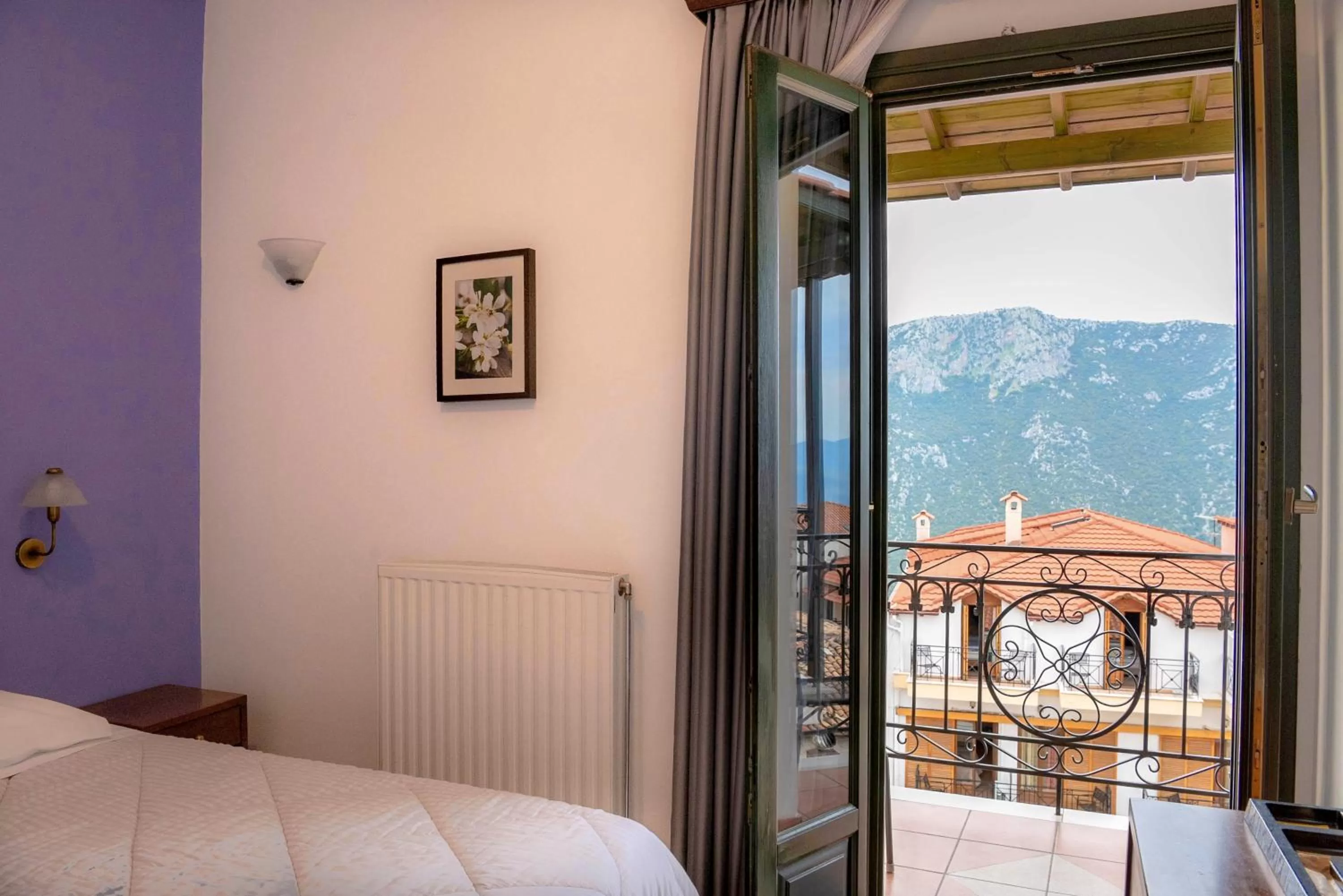 Photo of the whole room, Bed in Artemis Hotel