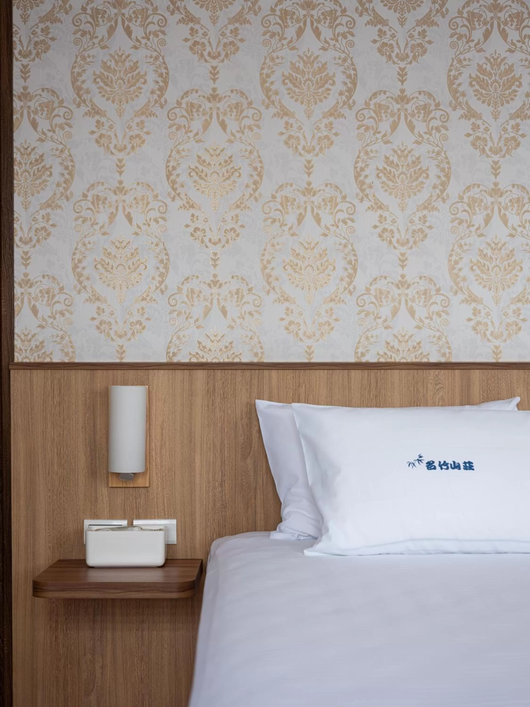 Decorative detail, Bed in 名竹旅社 Minzu Hotel