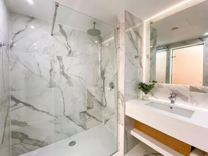 Shower in Ajax Hotel