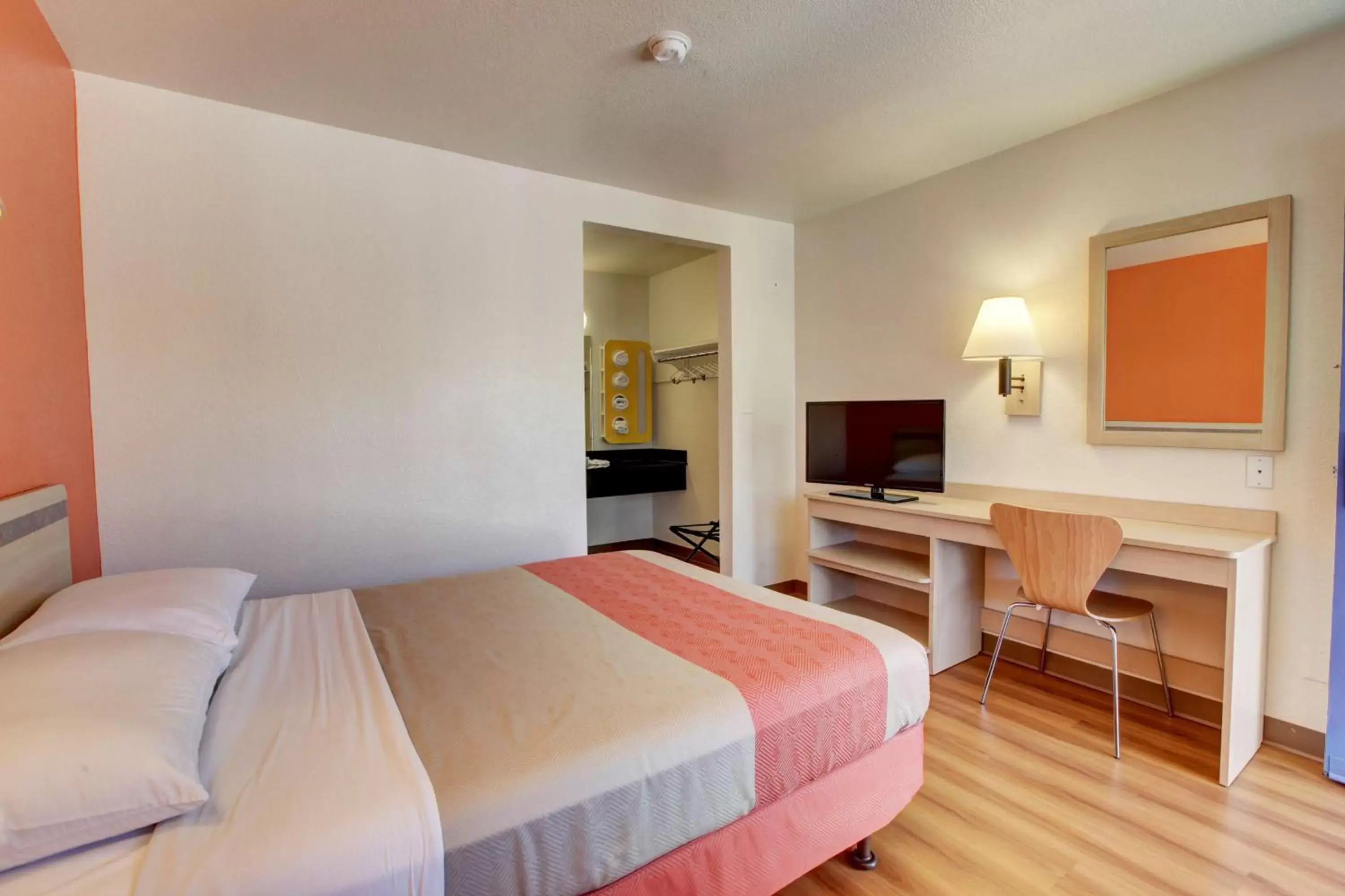 Deluxe Queen Room in Motel 6-Bellflower, CA - Los Angeles Deluxe Queen Room in Motel 6-Bellflower, CA - Los Angeles