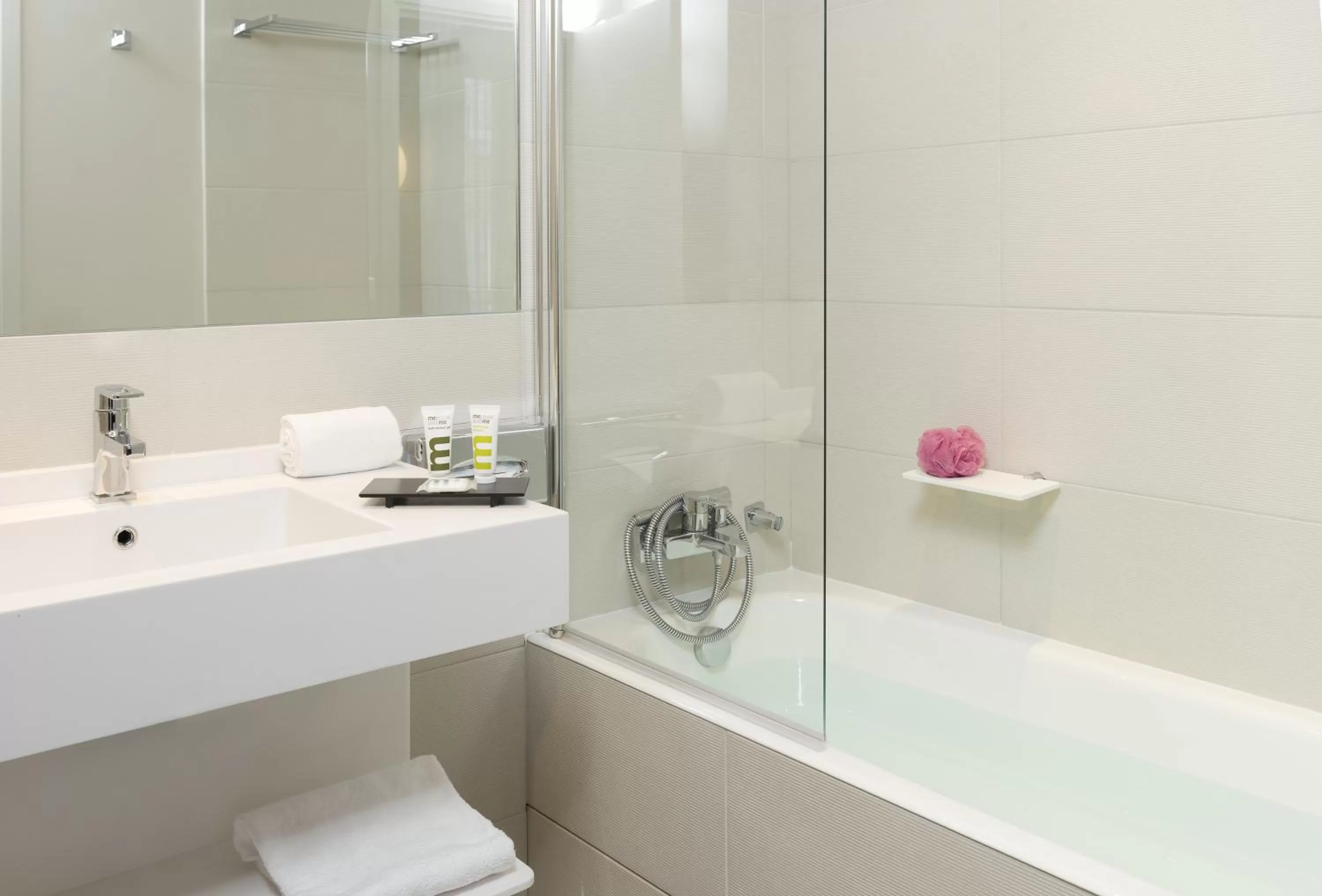 Bathroom in Mercure Paris Levallois