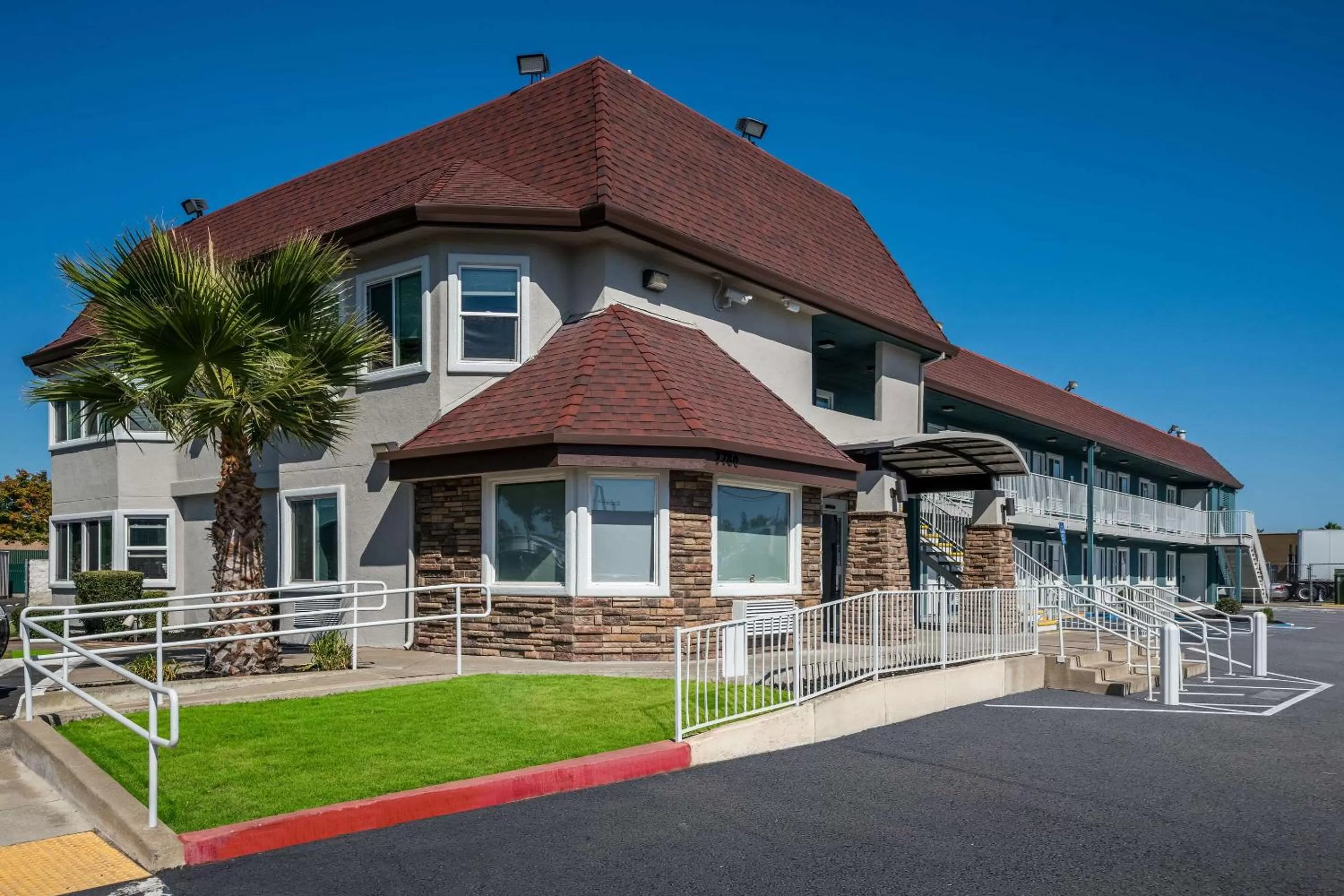 Property building in Quality Inn Elk Grove-Sacramento
