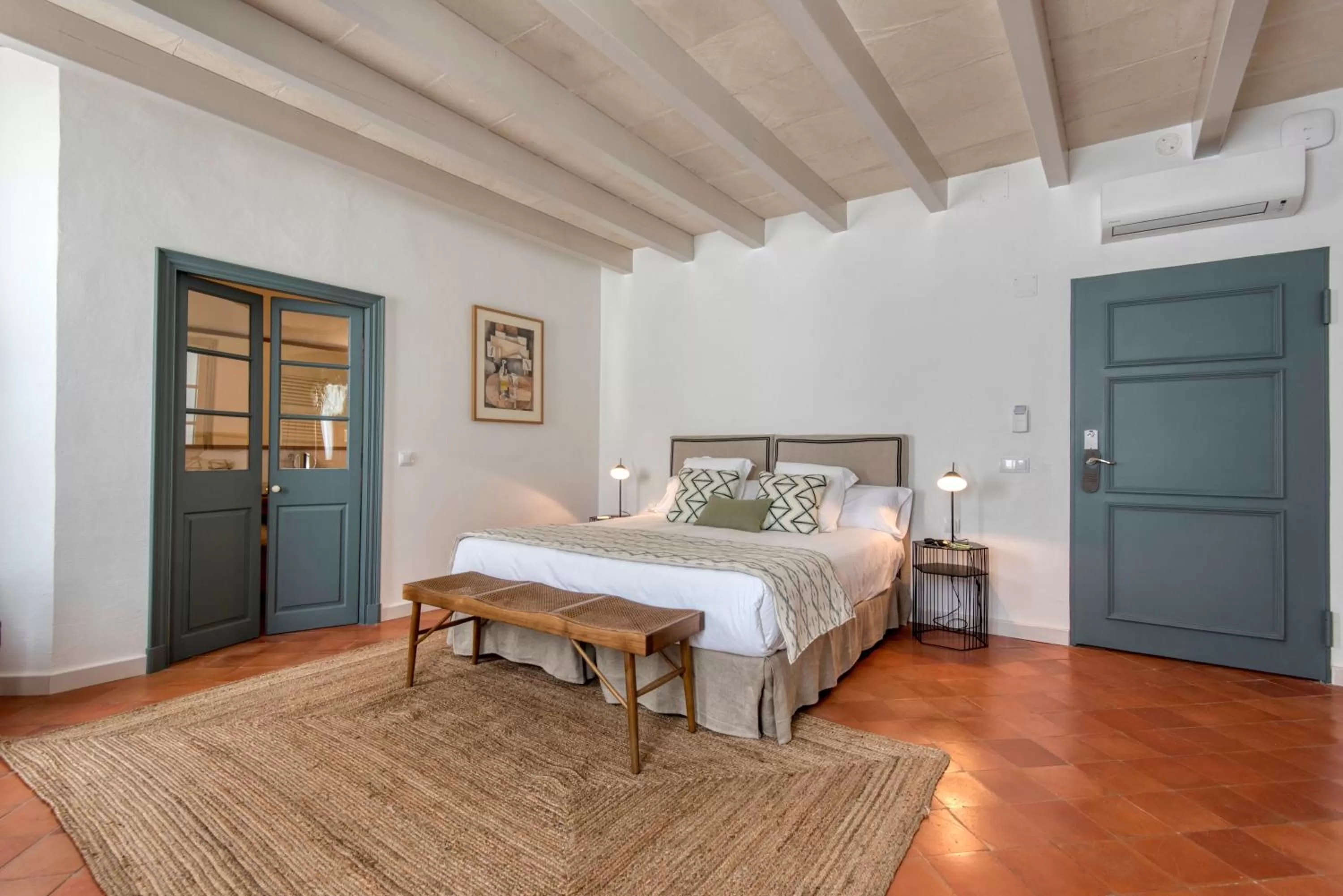 Photo of the whole room, Bed in Can Alberti 1740 Boutique Hotel