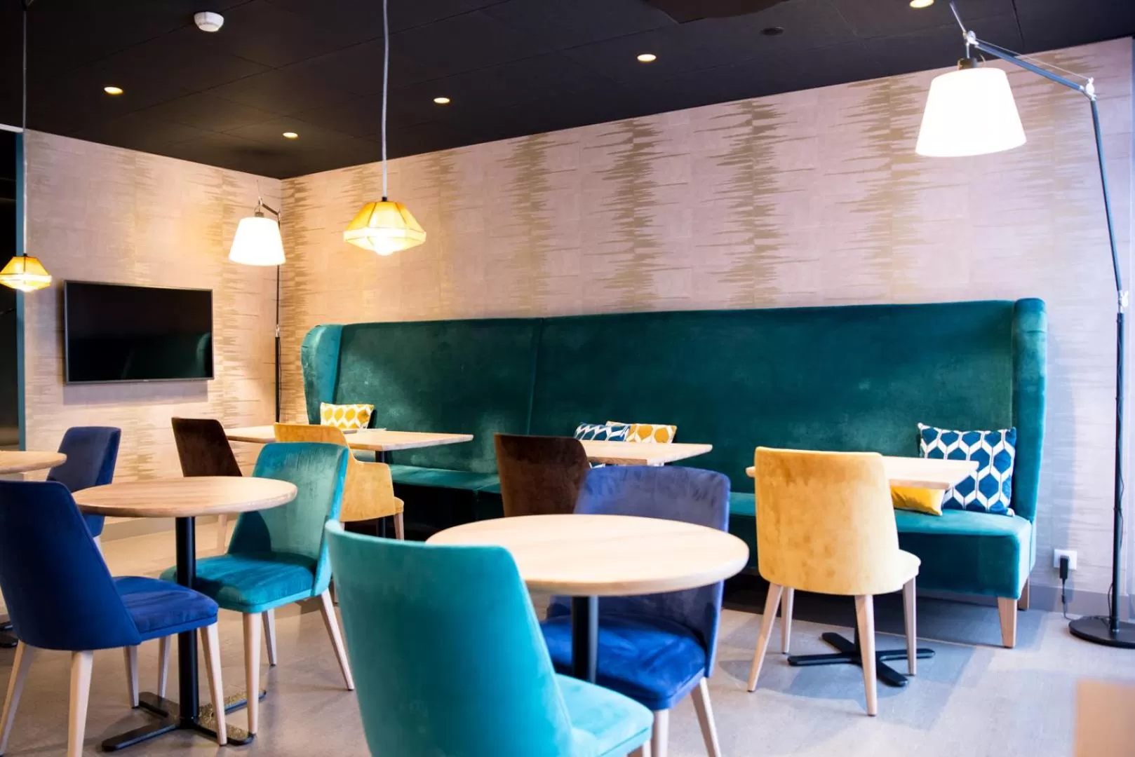 Lounge or bar in Mercure Dinan Port Le Jerzual