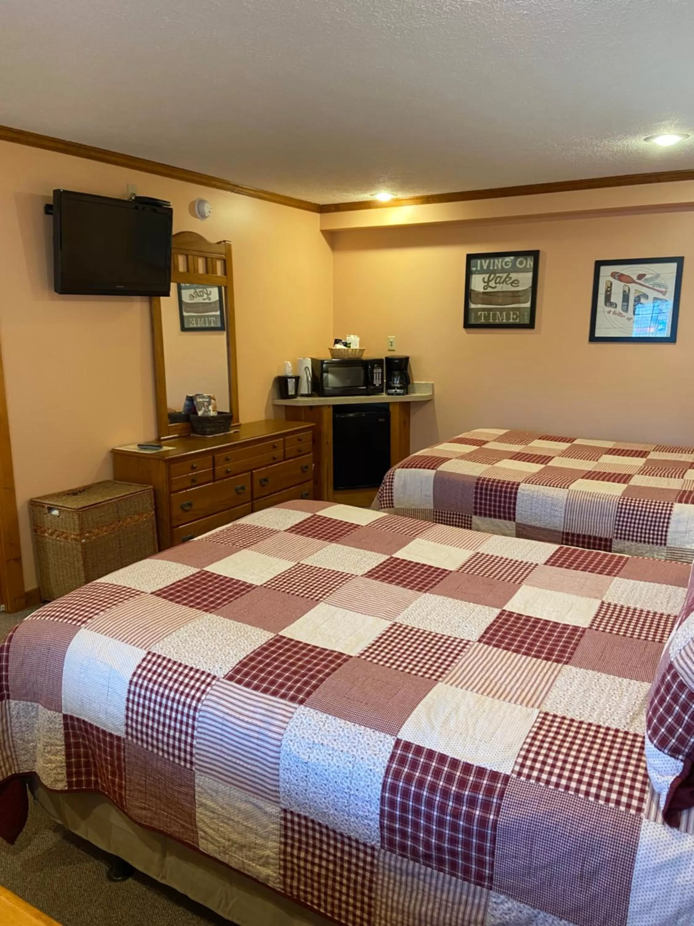 Photo of the whole room, Bed in The Garrett Inn