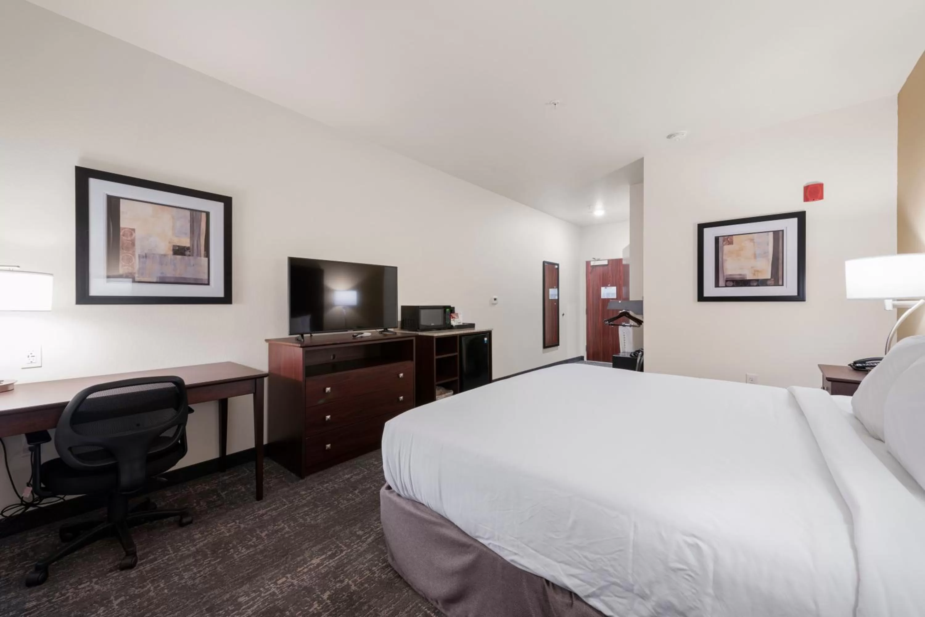 TV and multimedia, Bed in Cobblestone Hotel & Suites - Urbana