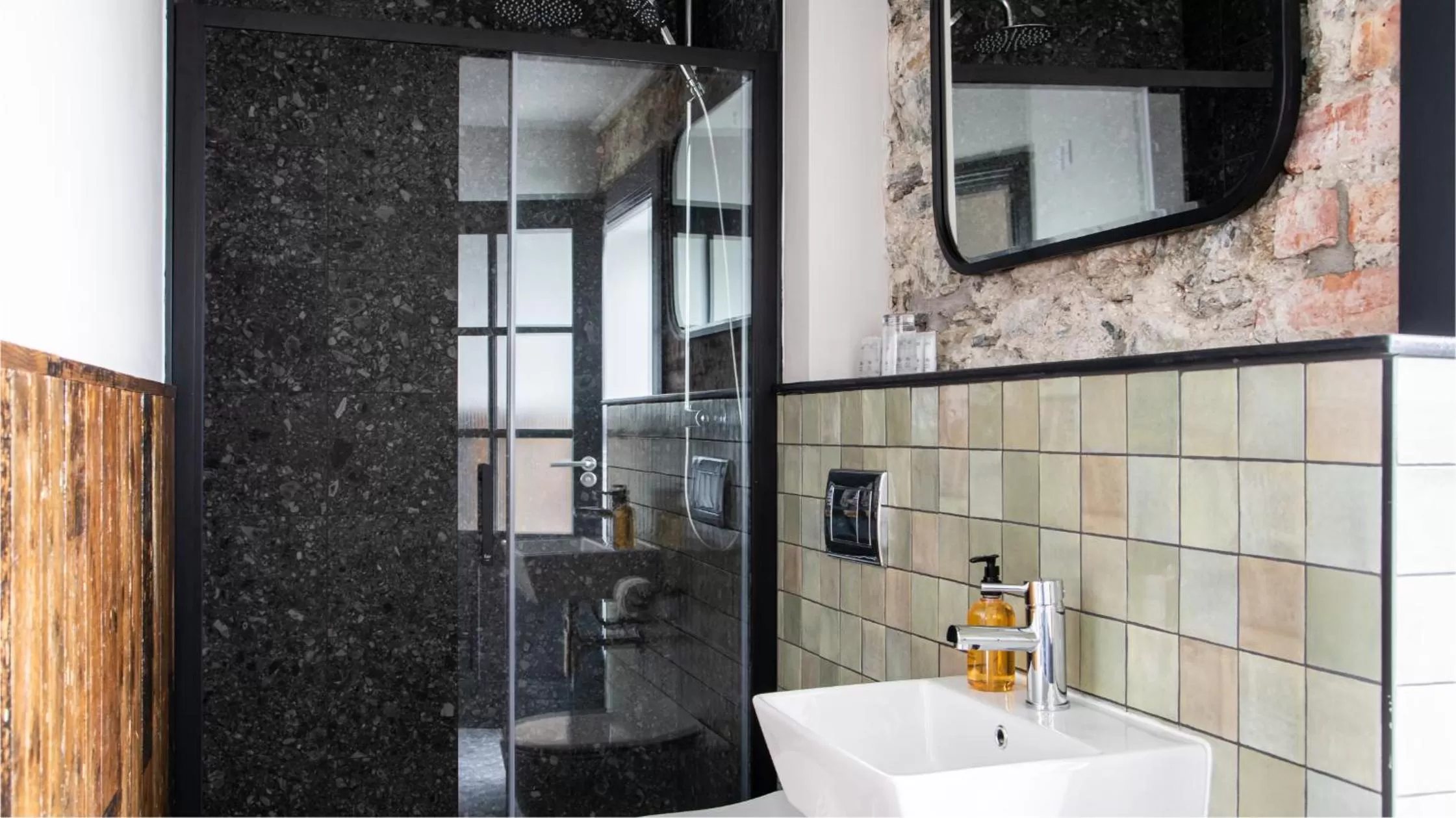 Shower in Avoca Hotel