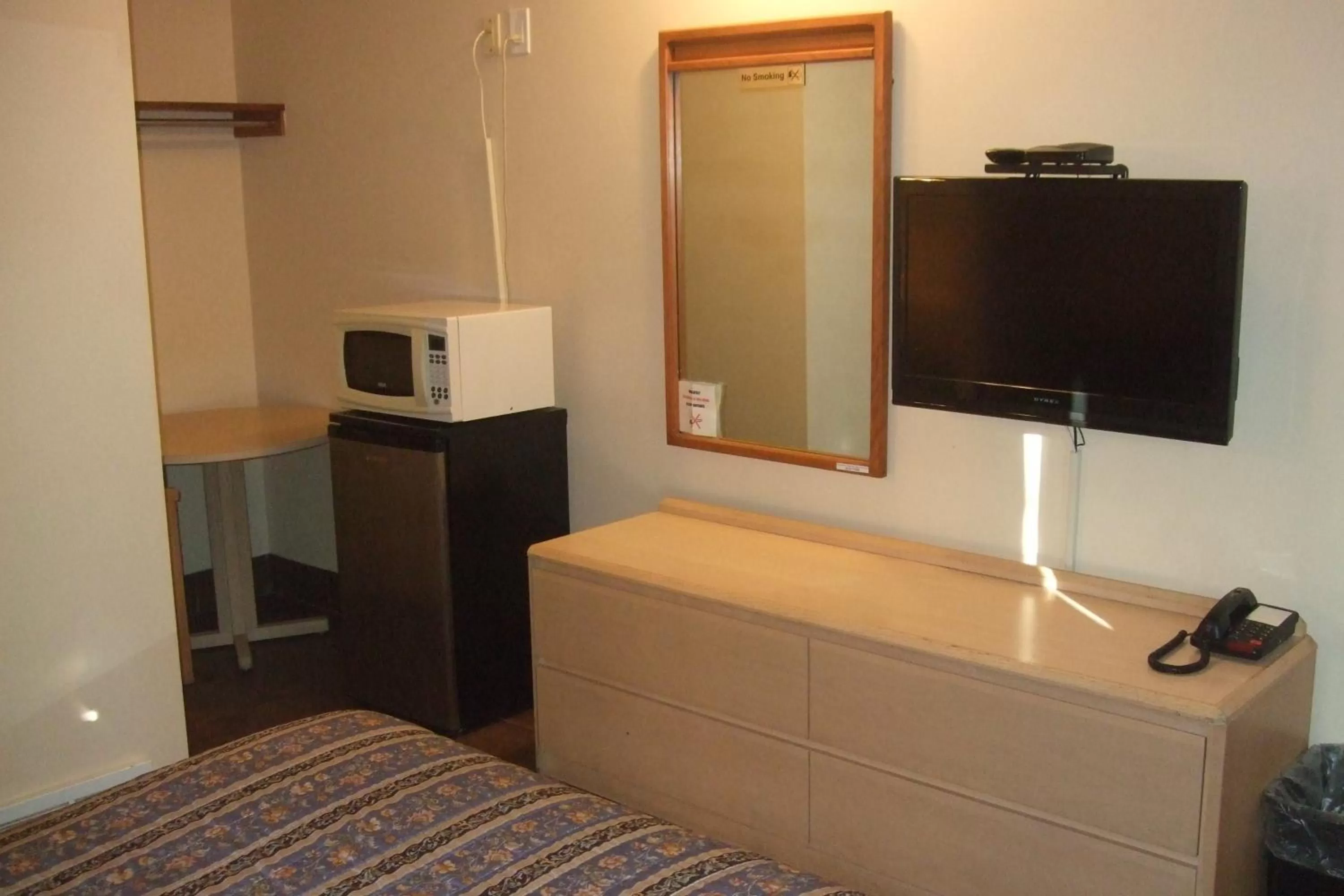 Bedroom, TV/Entertainment Center in Trailside Inn