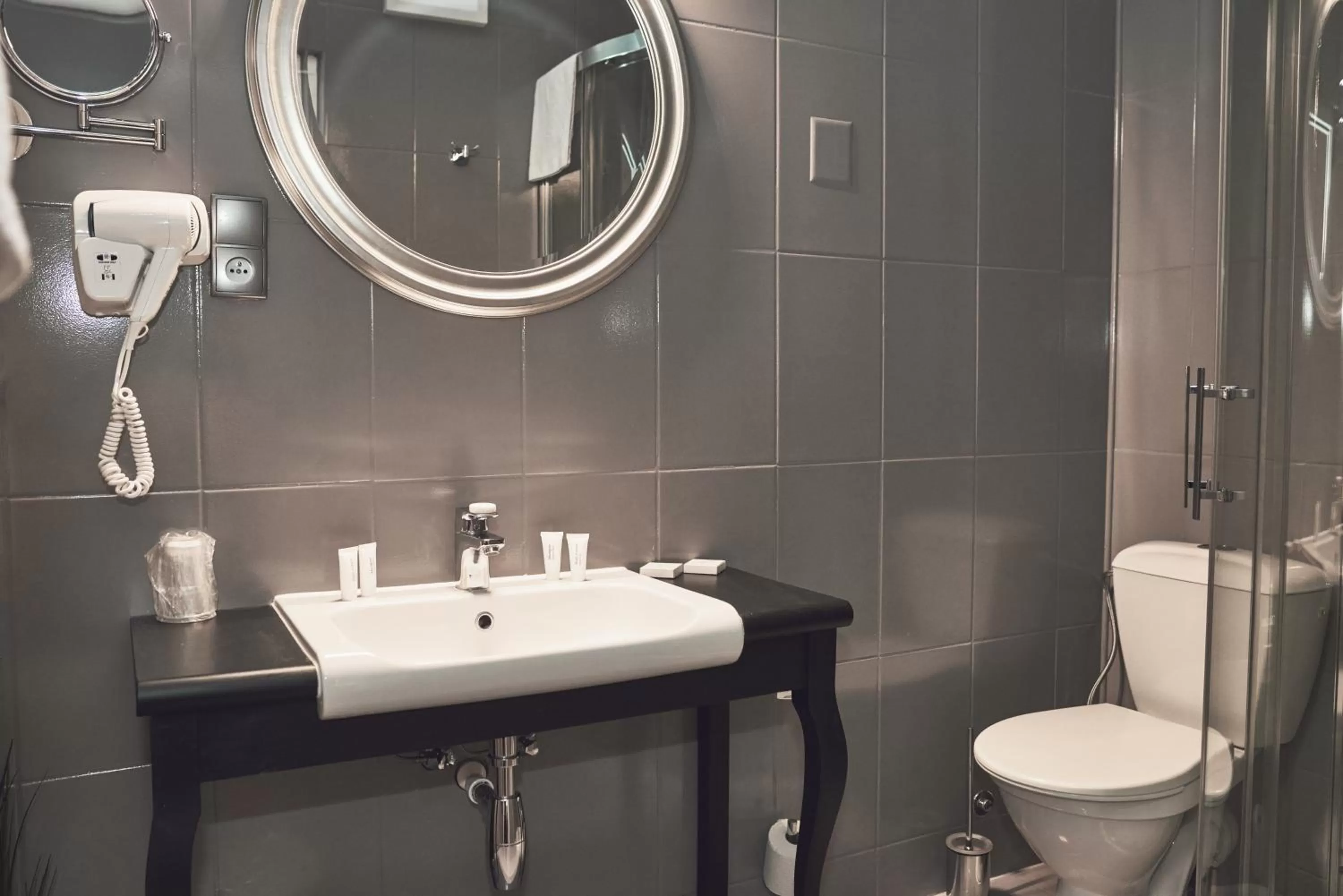 Toilet in Nobilton Hotel