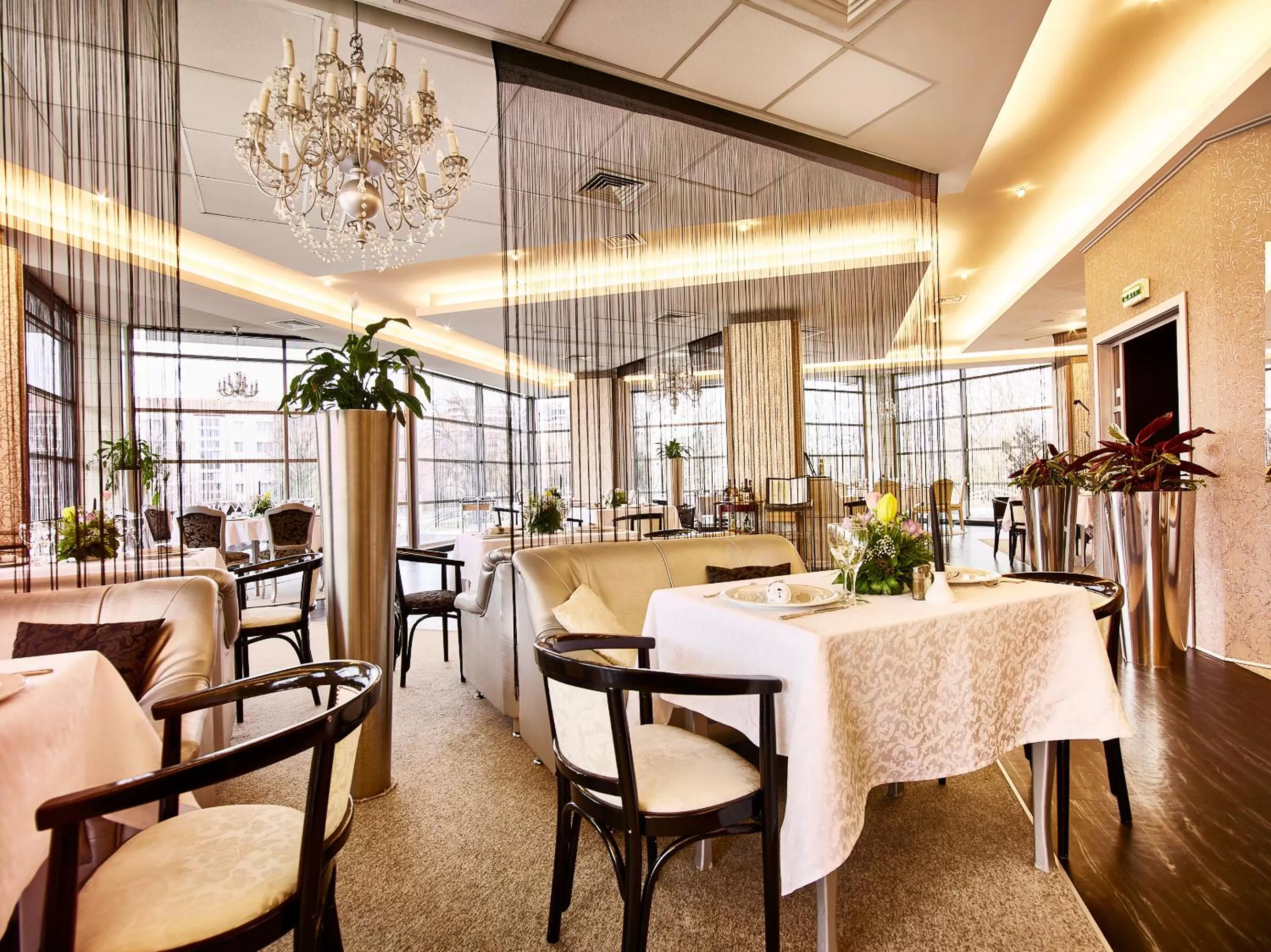 Restaurant/places to eat in Continental Forum Oradea