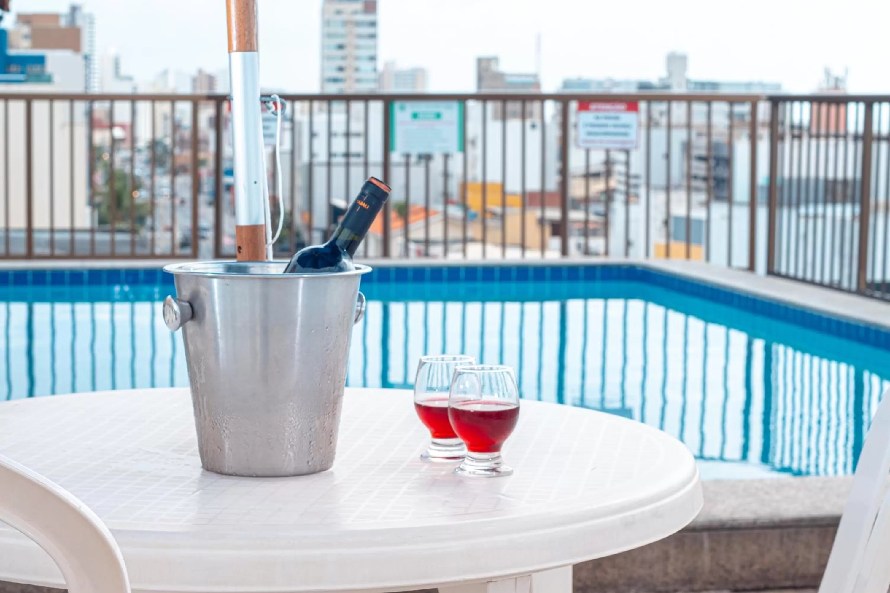Swimming pool in Hotel Golden Park Salvador By Nacional Inn