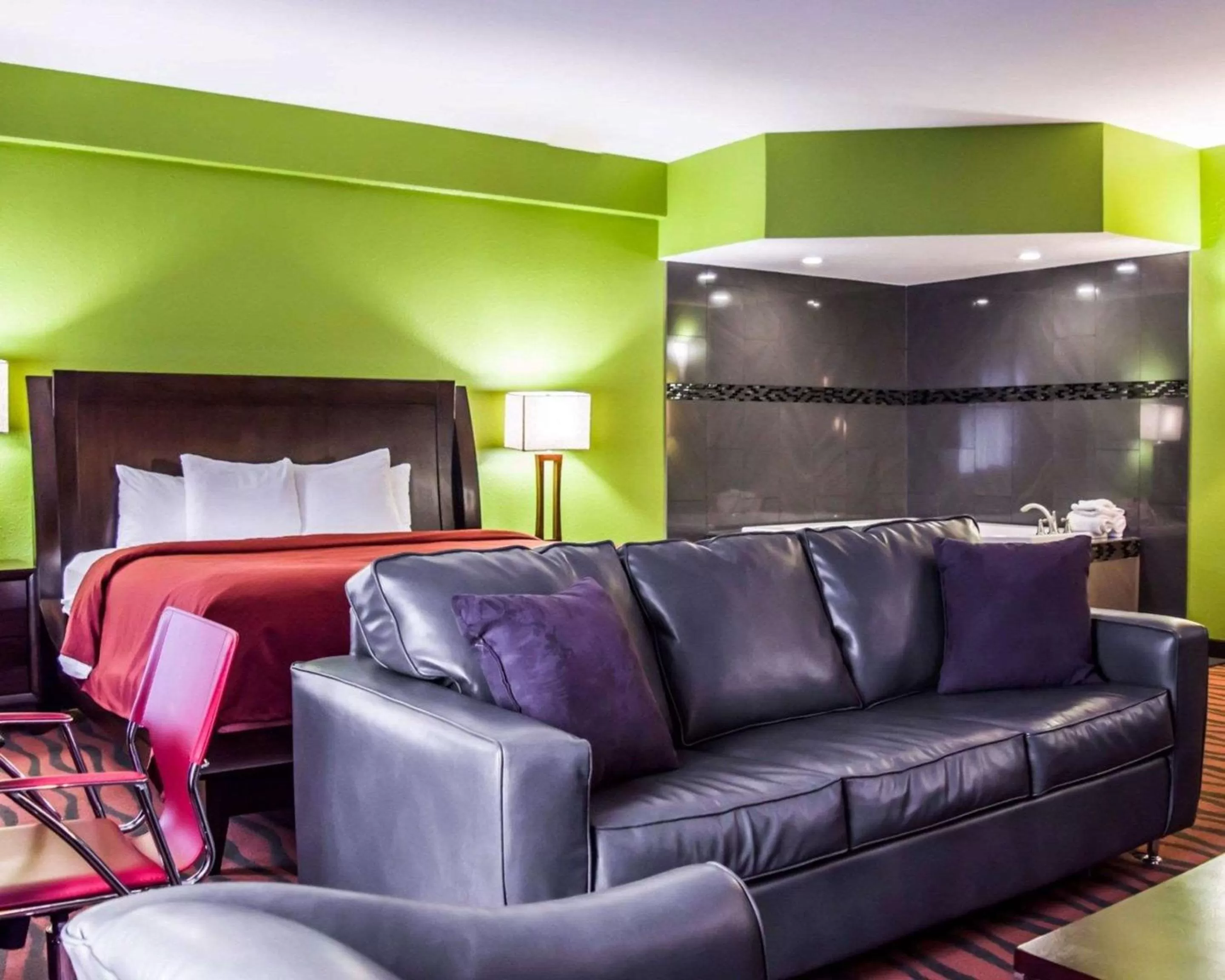 Photo of the whole room, Bed in Quality Suites Fort Myers I-75