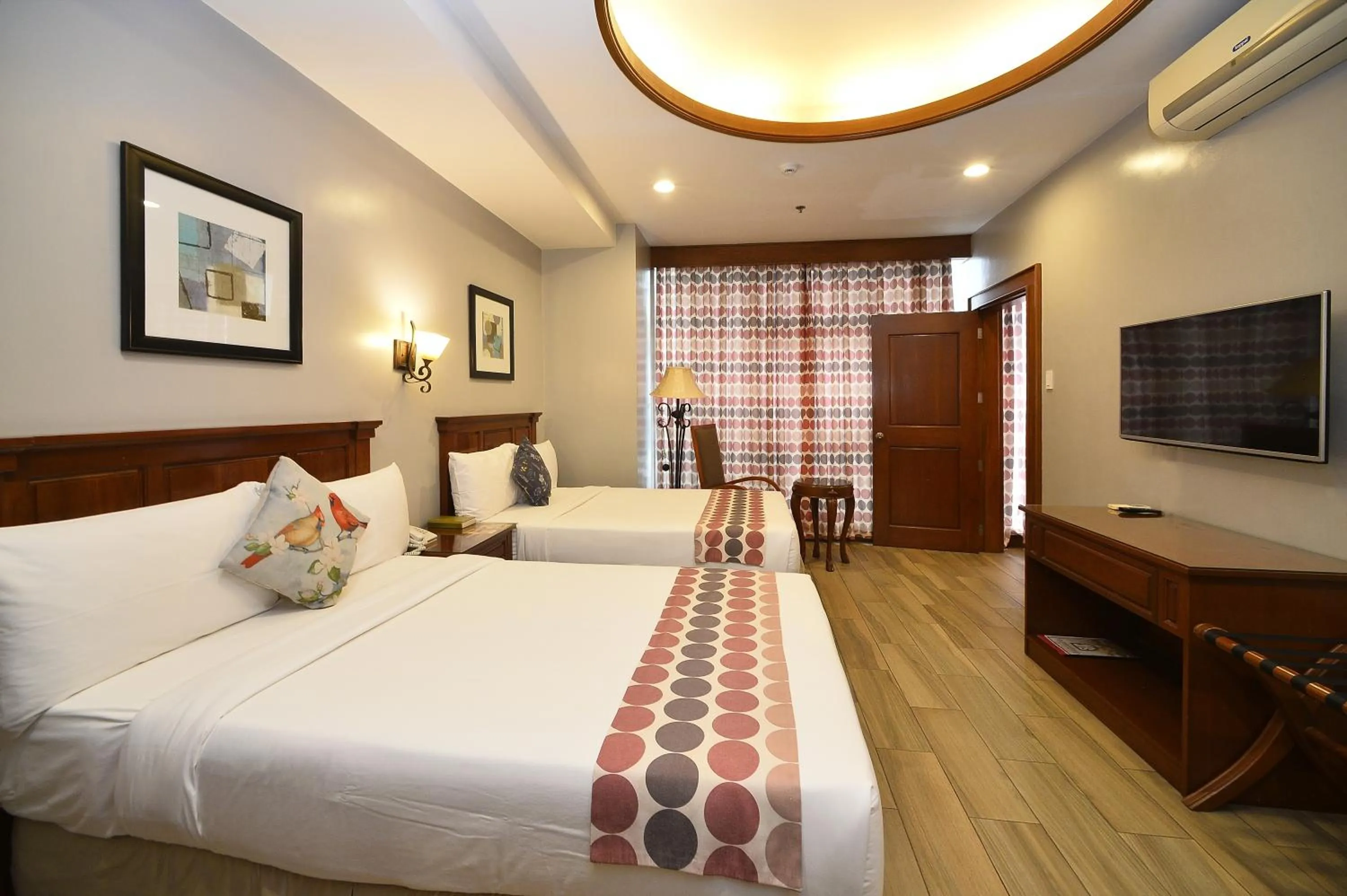 Bed in Paragon Hotel and Suites