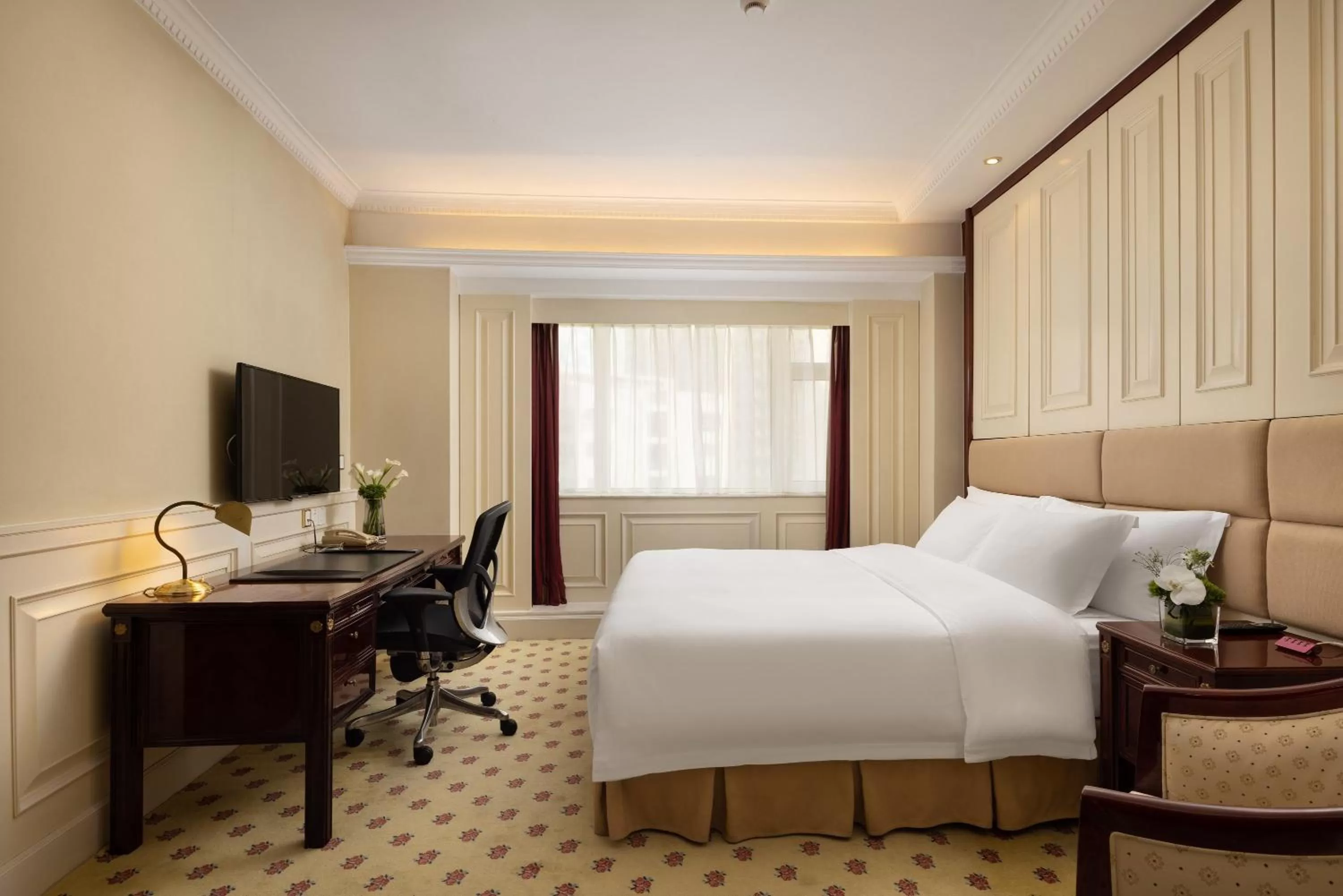 Photo of the whole room, Bed in Crowne Plaza Hotel & Suites Landmark Shenzhen by IHG