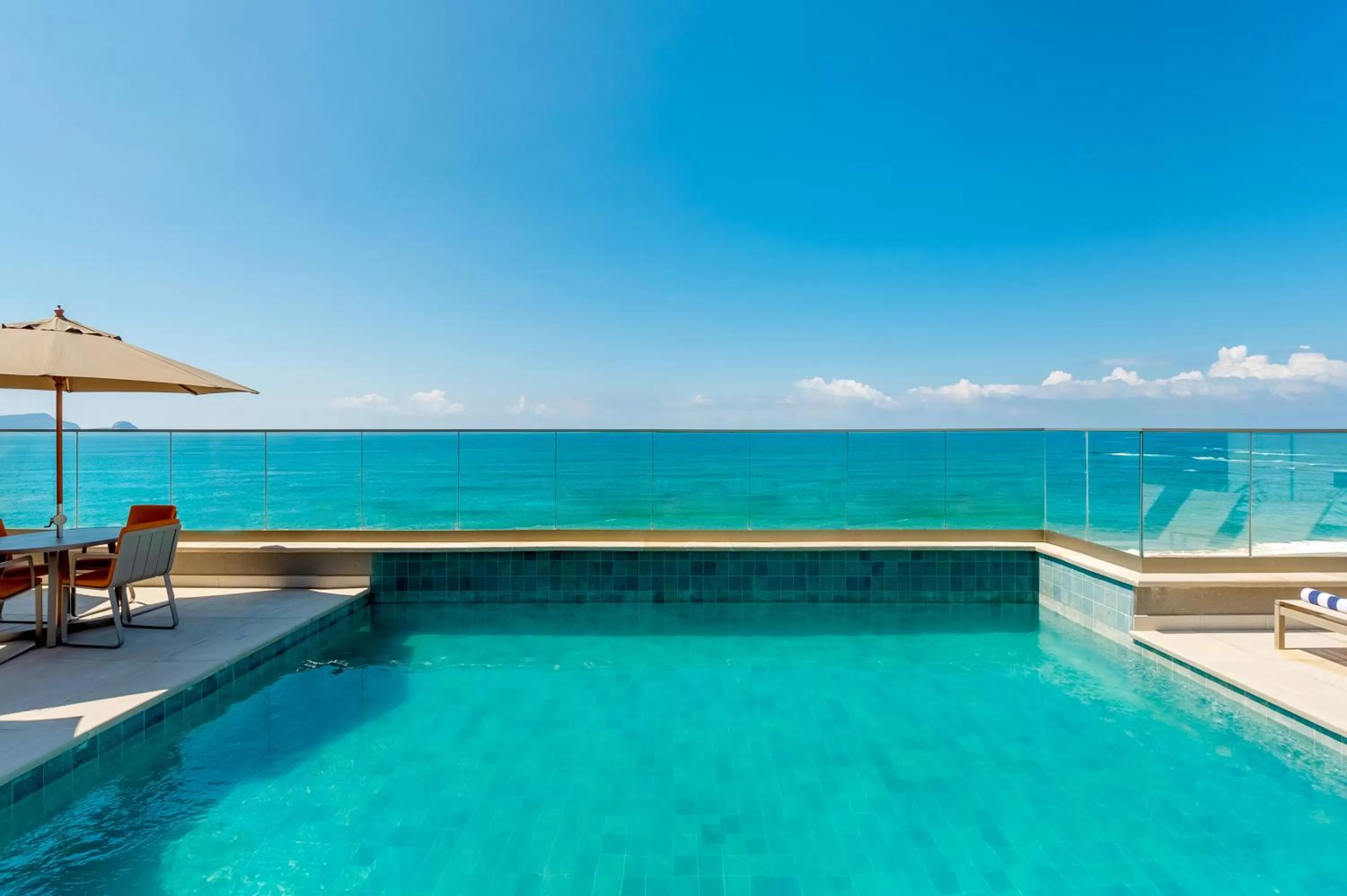 Swimming pool in Hyatt Place Macae