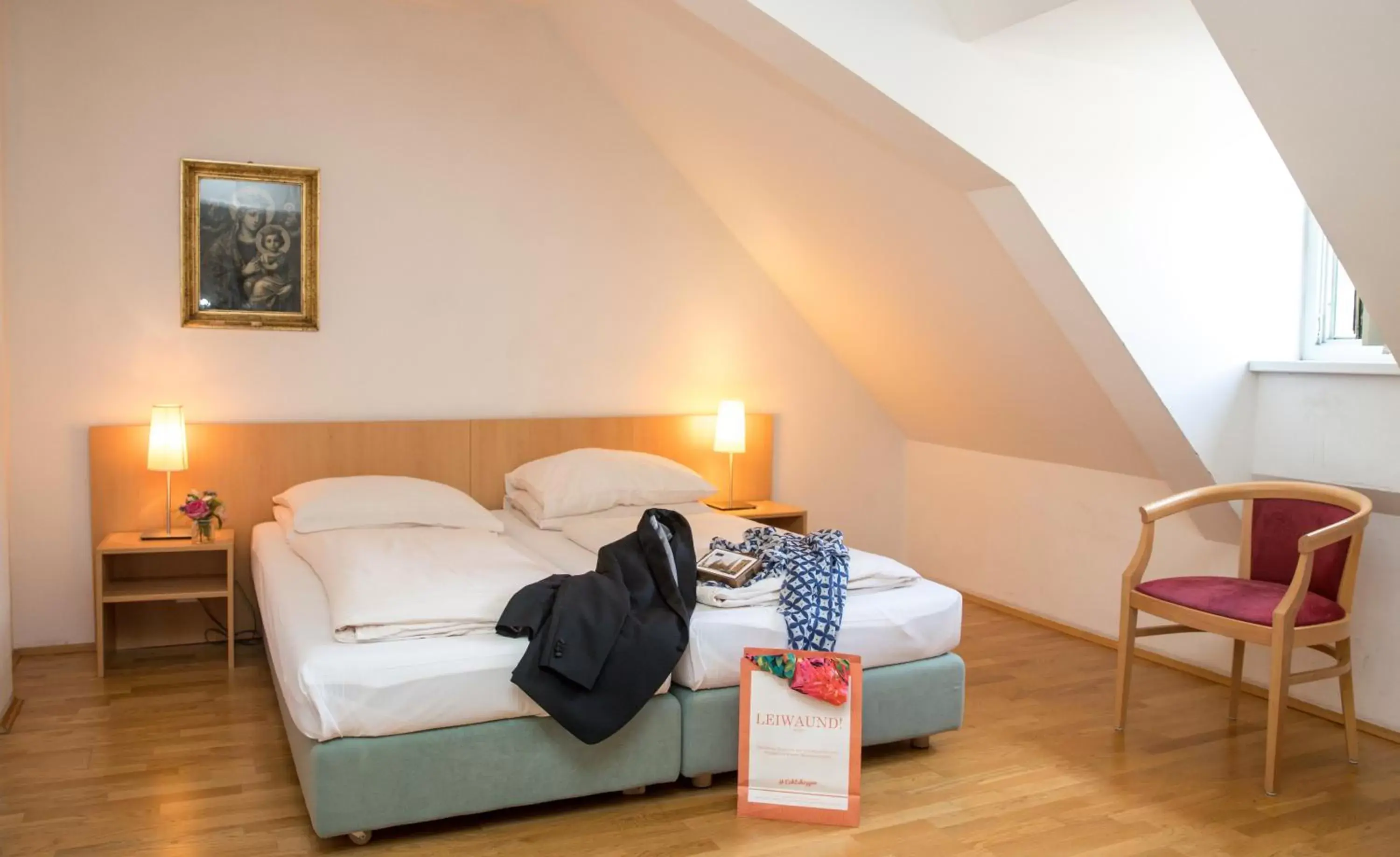 Deluxe Double or Twin Room in Gästehaus Deutscher Orden Wien Deluxe Double or Twin Room in Gästehaus Deutscher Orden Wien