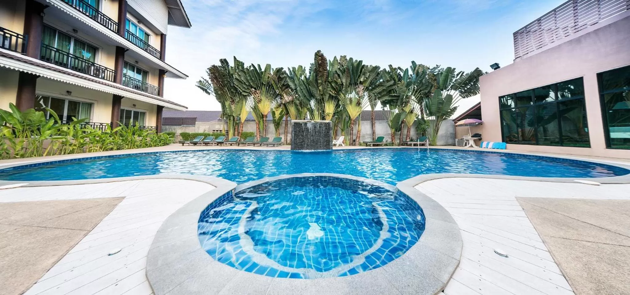 Swimming pool in Diamond Park Inn Chiangrai & Resort