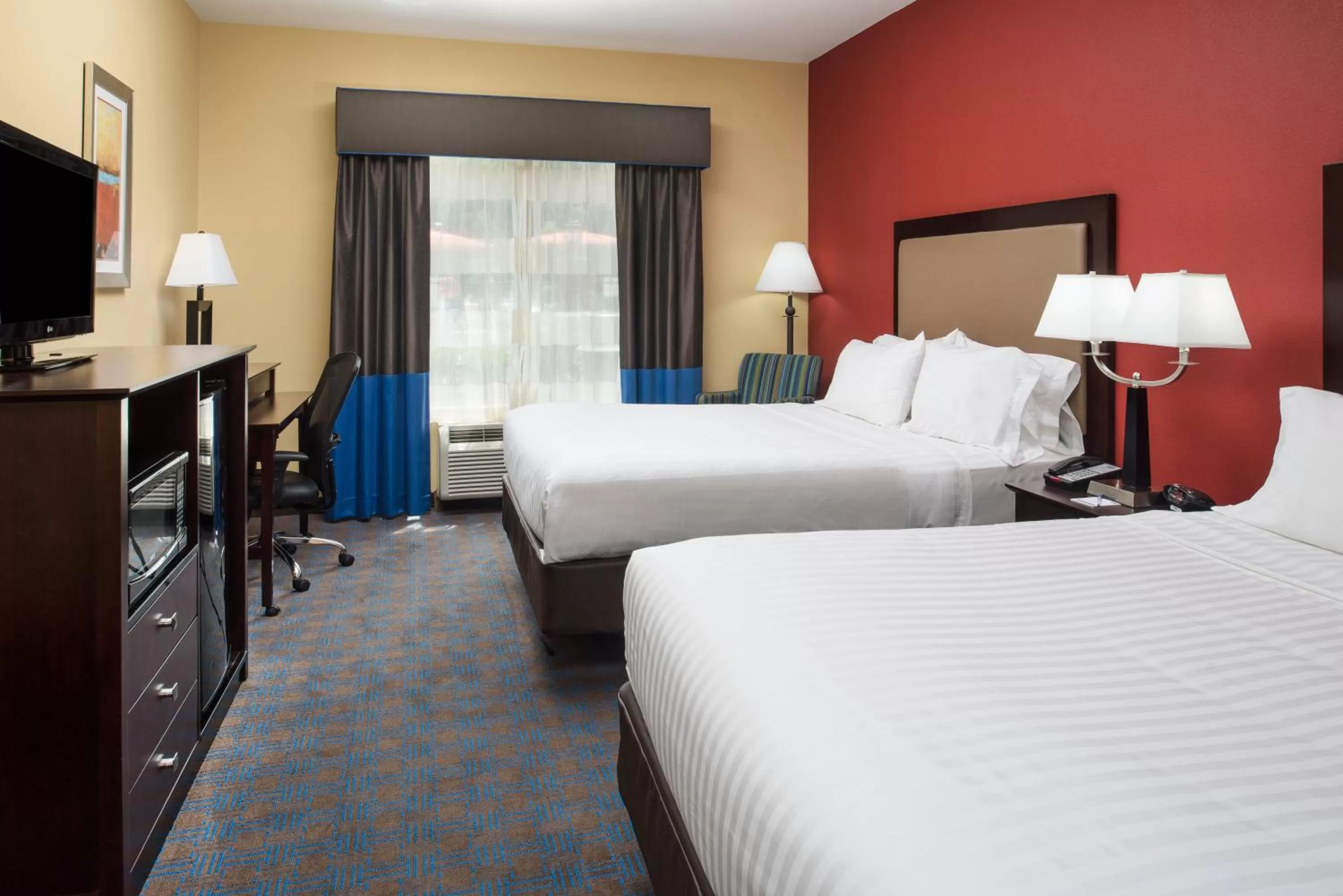 Queen Room with Two Queen Beds - Mobility Acces Tub/ Non-Smoking in Holiday Inn Express Hotel & Suites West Monroe, an IHG Hotel