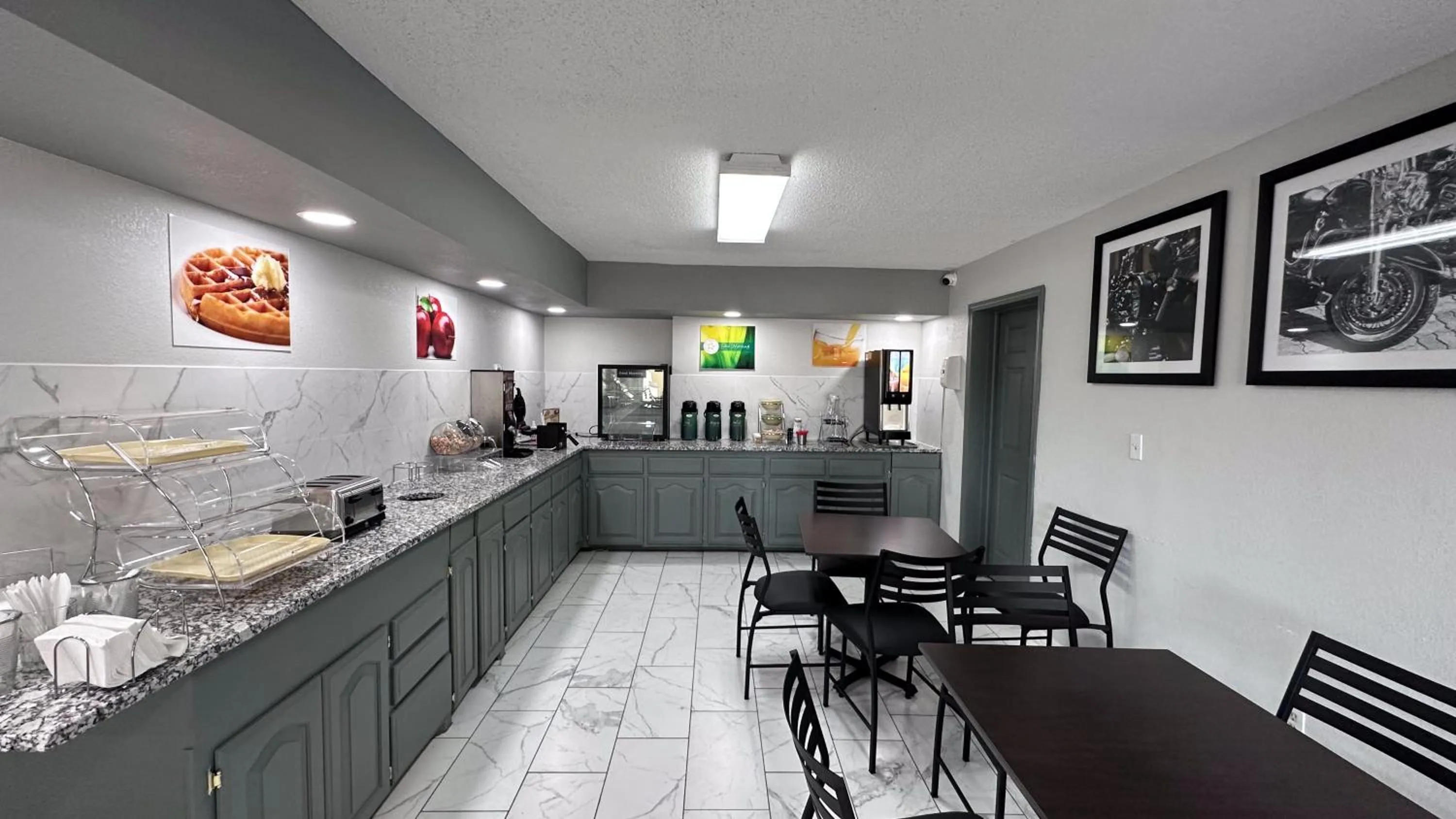 Dining area in Quality Inn