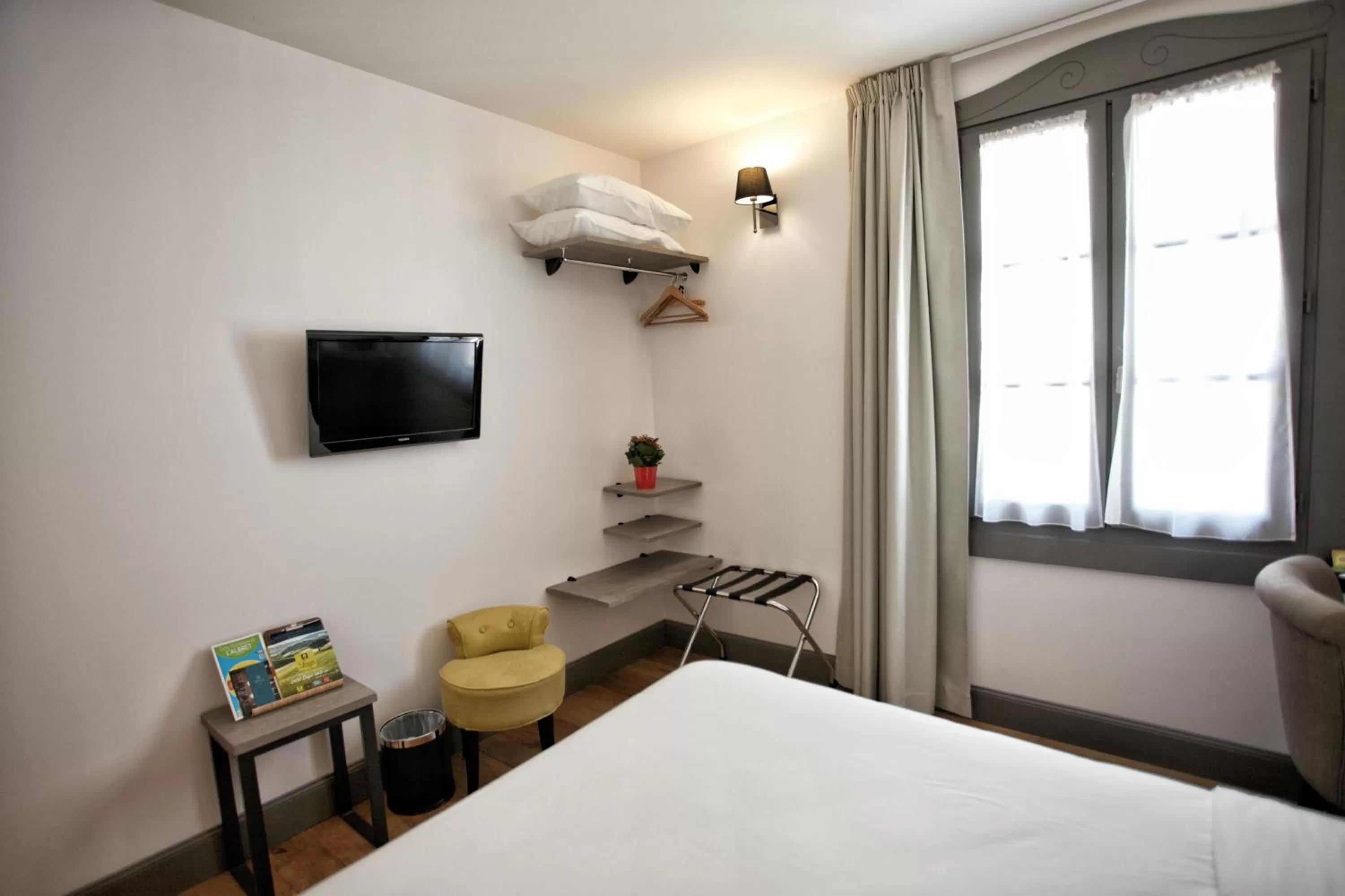 Photo of the whole room, Bed in Hôtel Henri IV