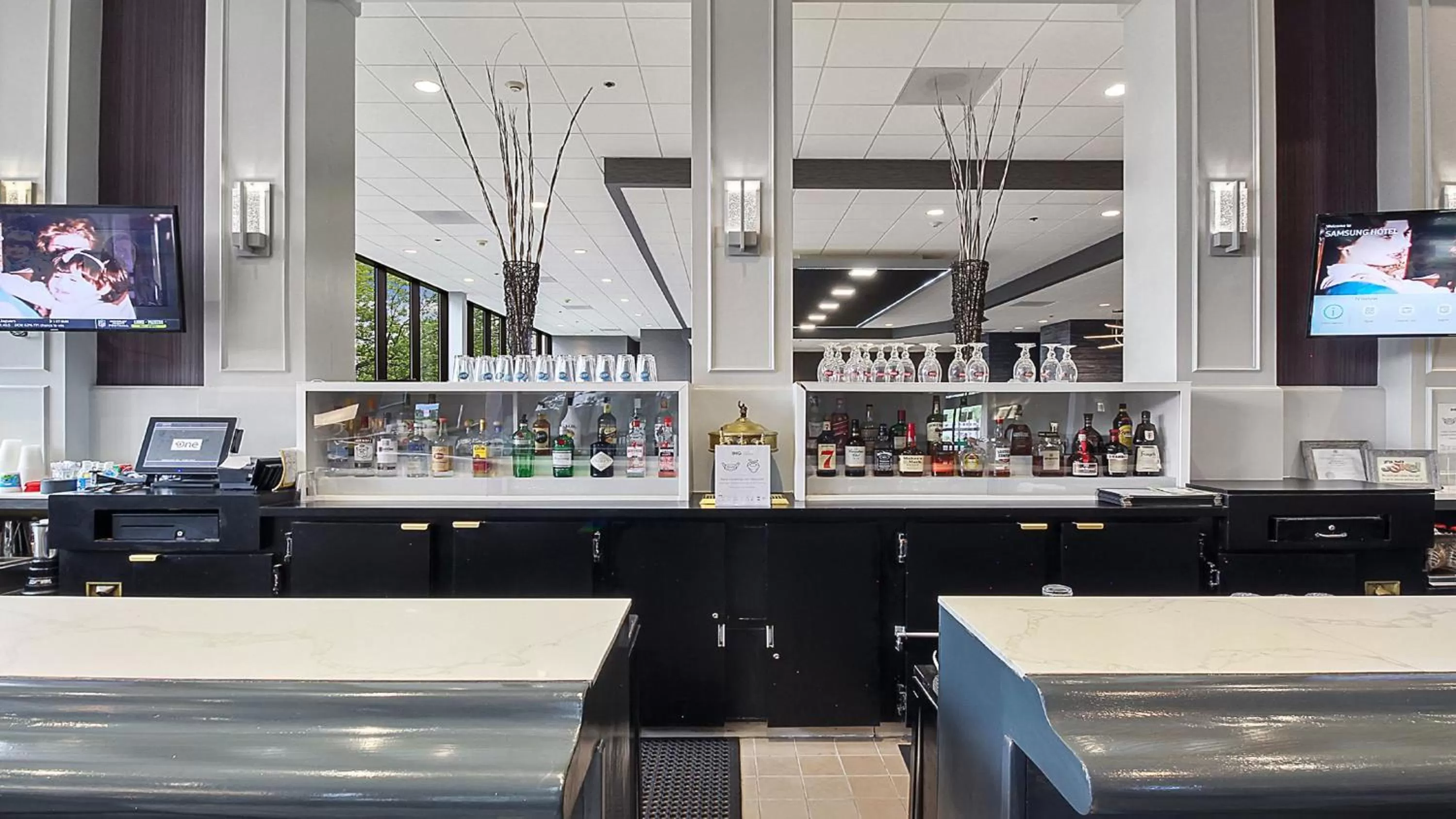 Lounge or bar in Holiday Inn Chicago Nw Crystal Lk Conv Ctr by IHG