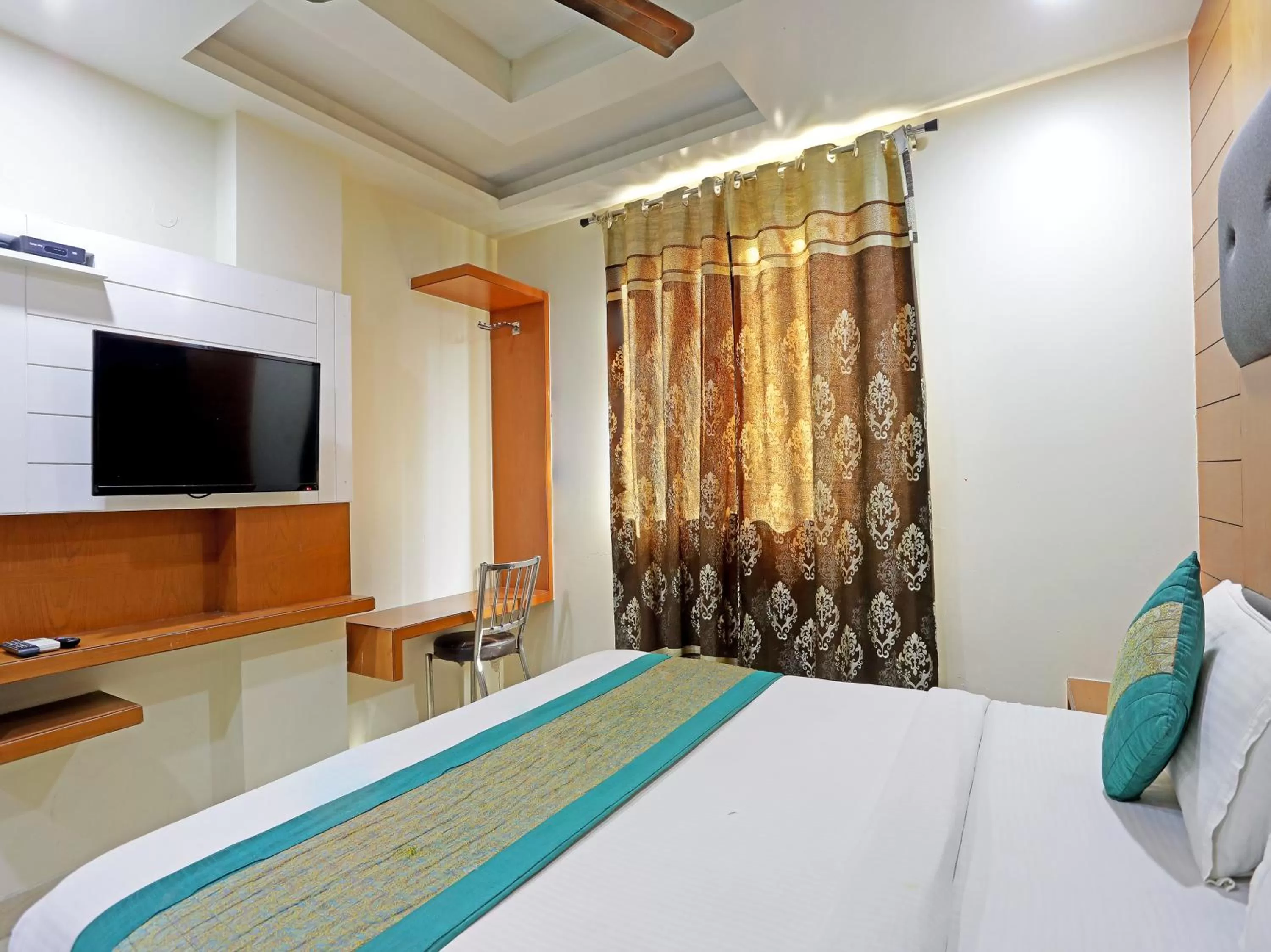 Bed in Tashkent Palace - Walk in from NDLS Station & RK Ashram Metro Station