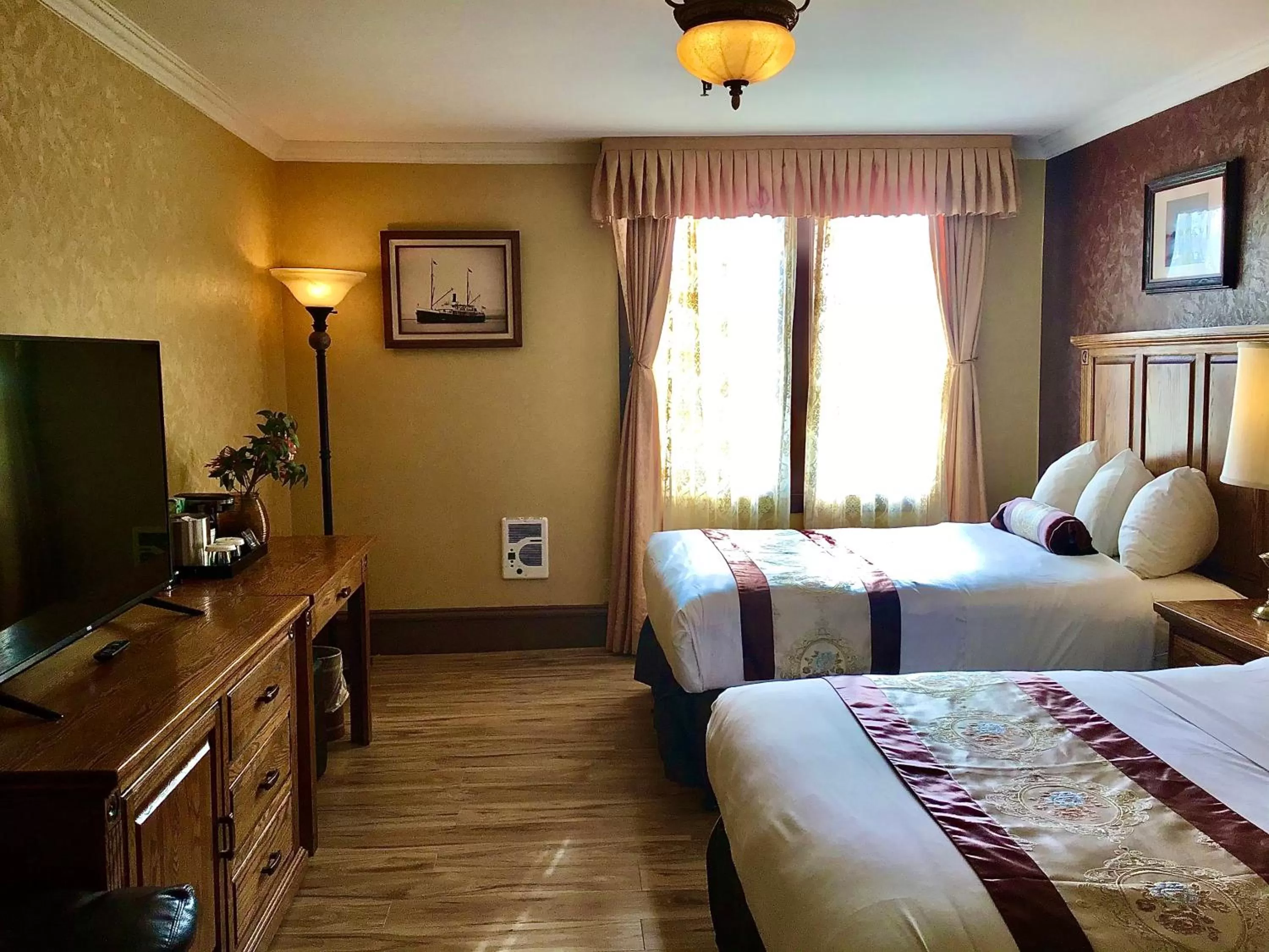 Bedroom, Bed in Eureka Inn, Trademark Collection by Wyndham