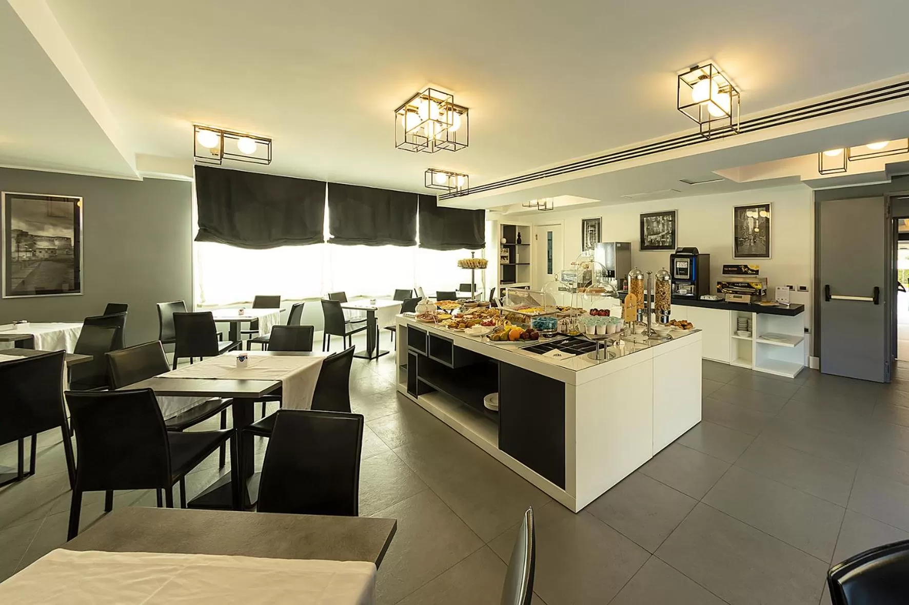 Buffet breakfast in Best Western JFK Hotel