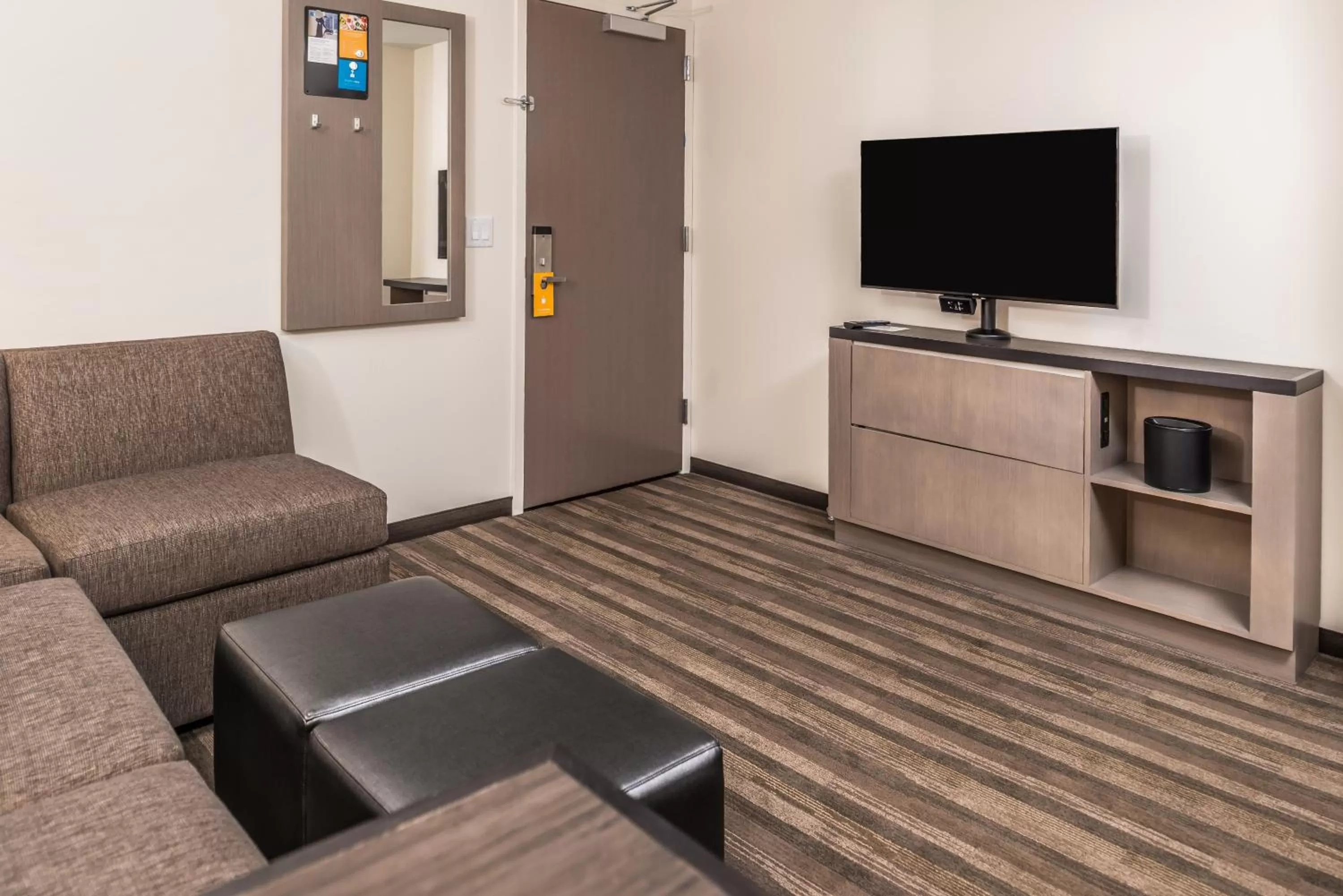 Communal lounge/ TV room in Hyatt House Raleigh/Rdu/Brier Creek